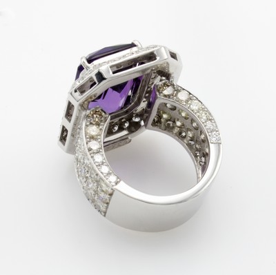 26866096c - Exklusiver Amethystring mit Brillanten, WG 750/000, achteck. Amethyst ca. 13 ct, Brill. ...