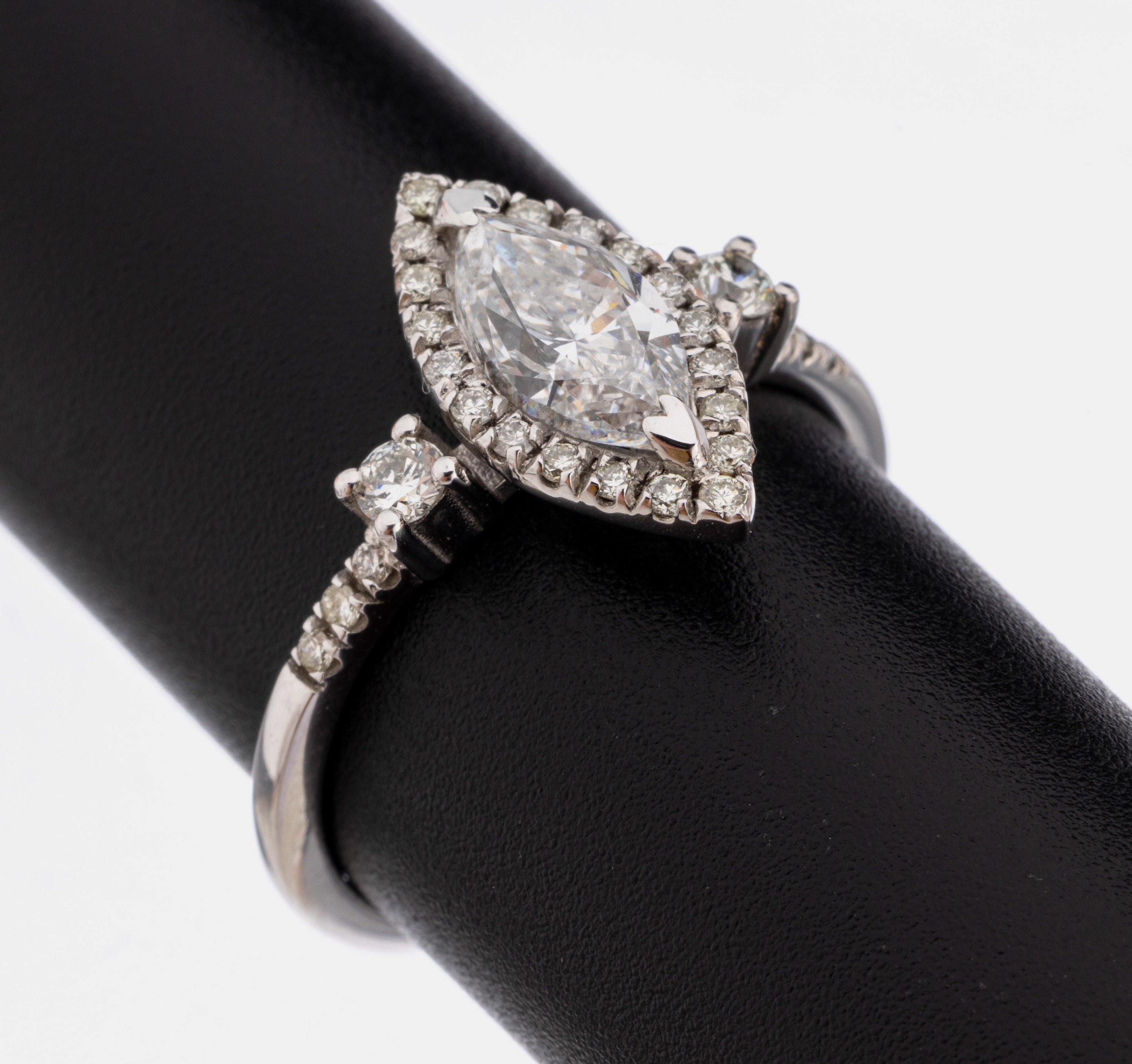 14 kt Gold Diamant-Ring, WG 585/000, mittigerhaben gefasste Diamant-Navette ca. 0.80 ct feines Weiß-Weiß/si, umgeben von 28 Brillantenzus. ca. ...