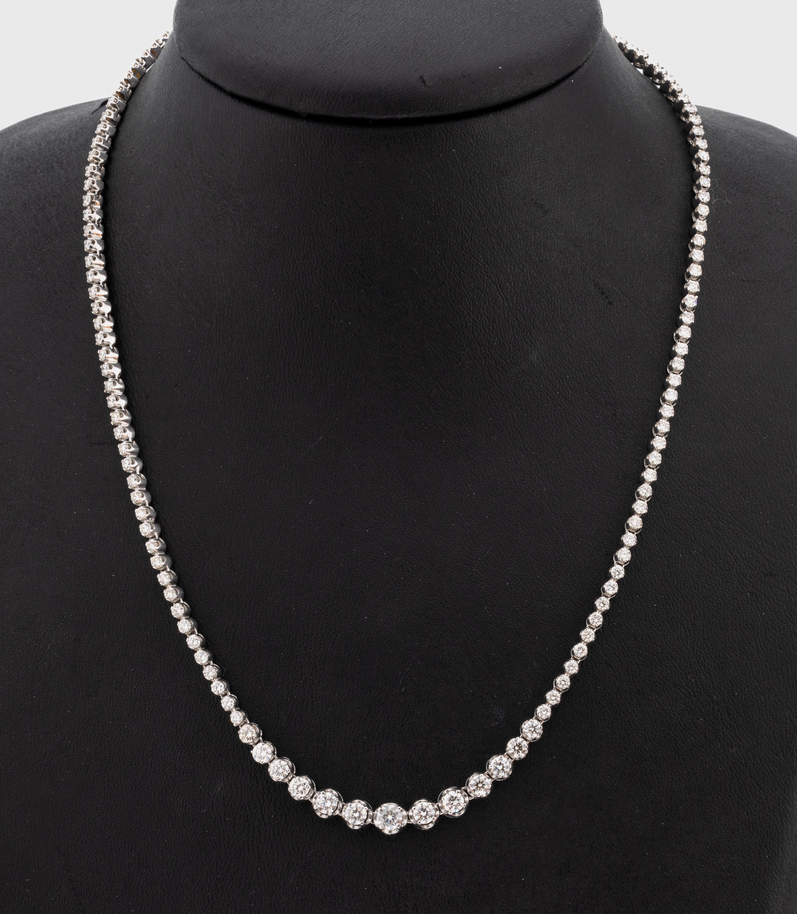 8 kt Gold Brillant-Collier, WG 333/000 gepr., 140 Brillanten in Verlauf zus. ca. 4.20ct Weiß/si, L. ca. 43 cm, Kastenschloss mit Sicherheitsacht, ...