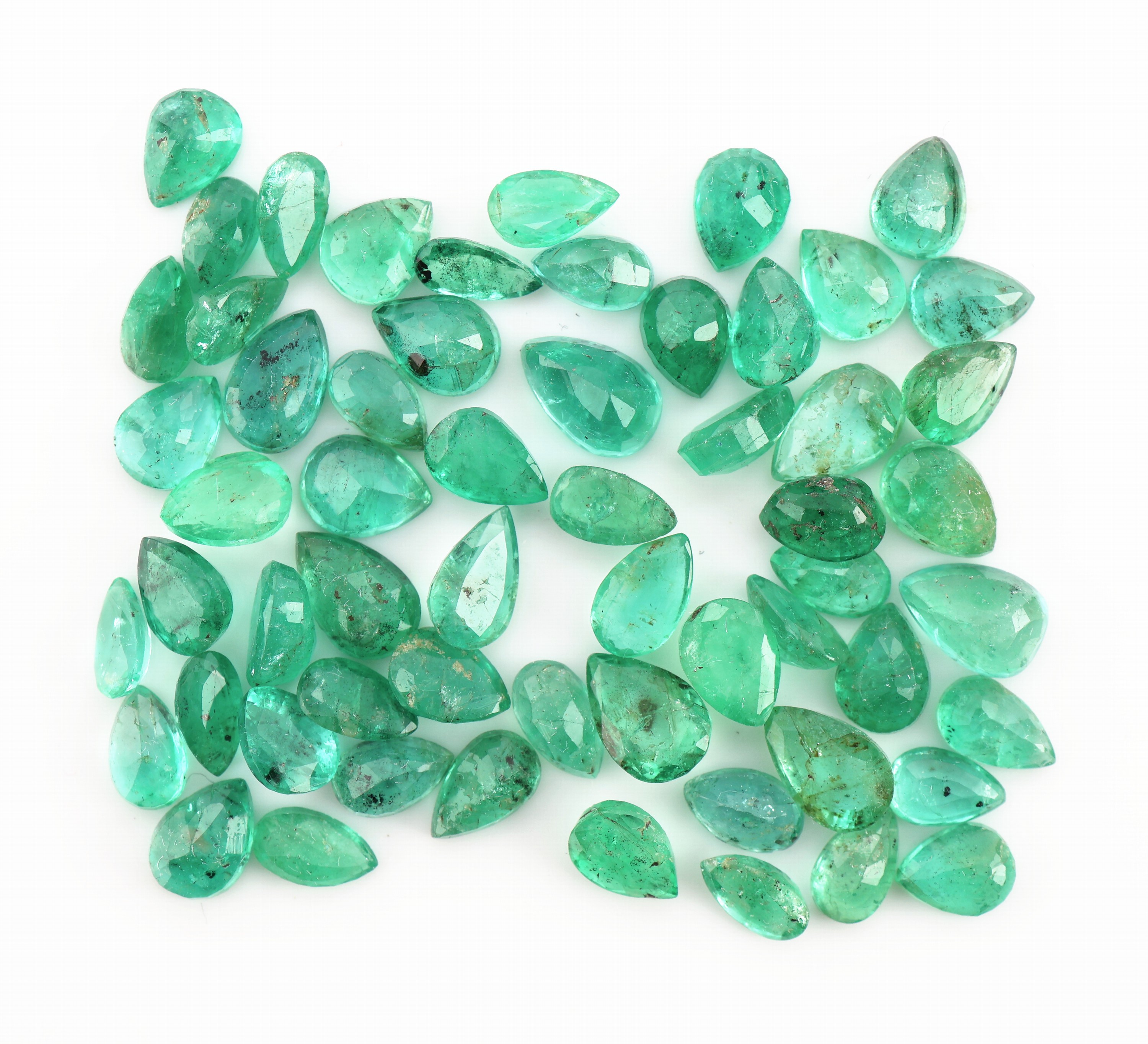Lot lose Smaragde, zus. ca. 15.26 ct, facett. Tropfen, versch. Größen und Farbnuancen, Ausfassware