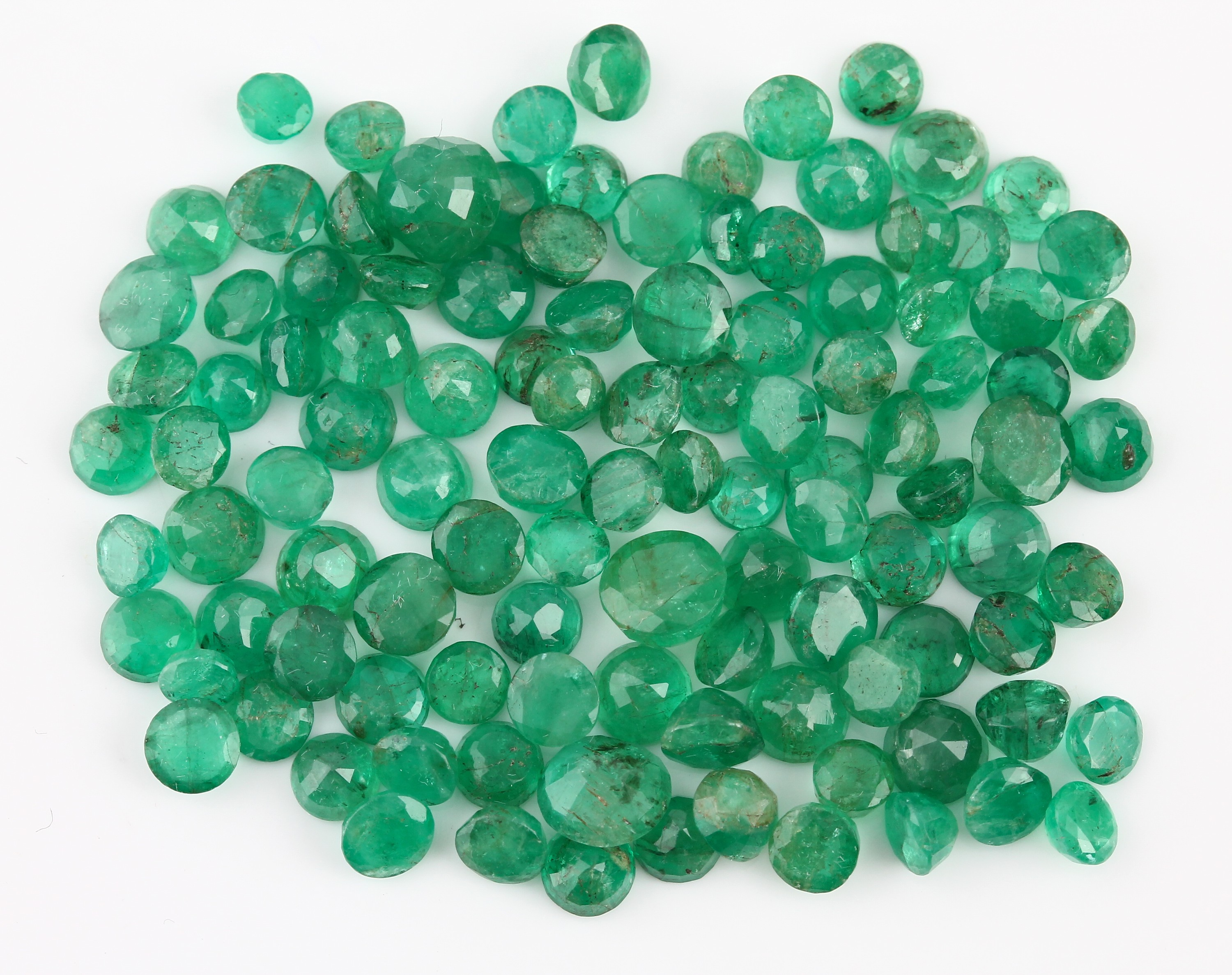 Lot lose Smaragde, zus. ca. 30.73 ct, rundfacett., versch. Größen und Farbnuancen, Ausfassware