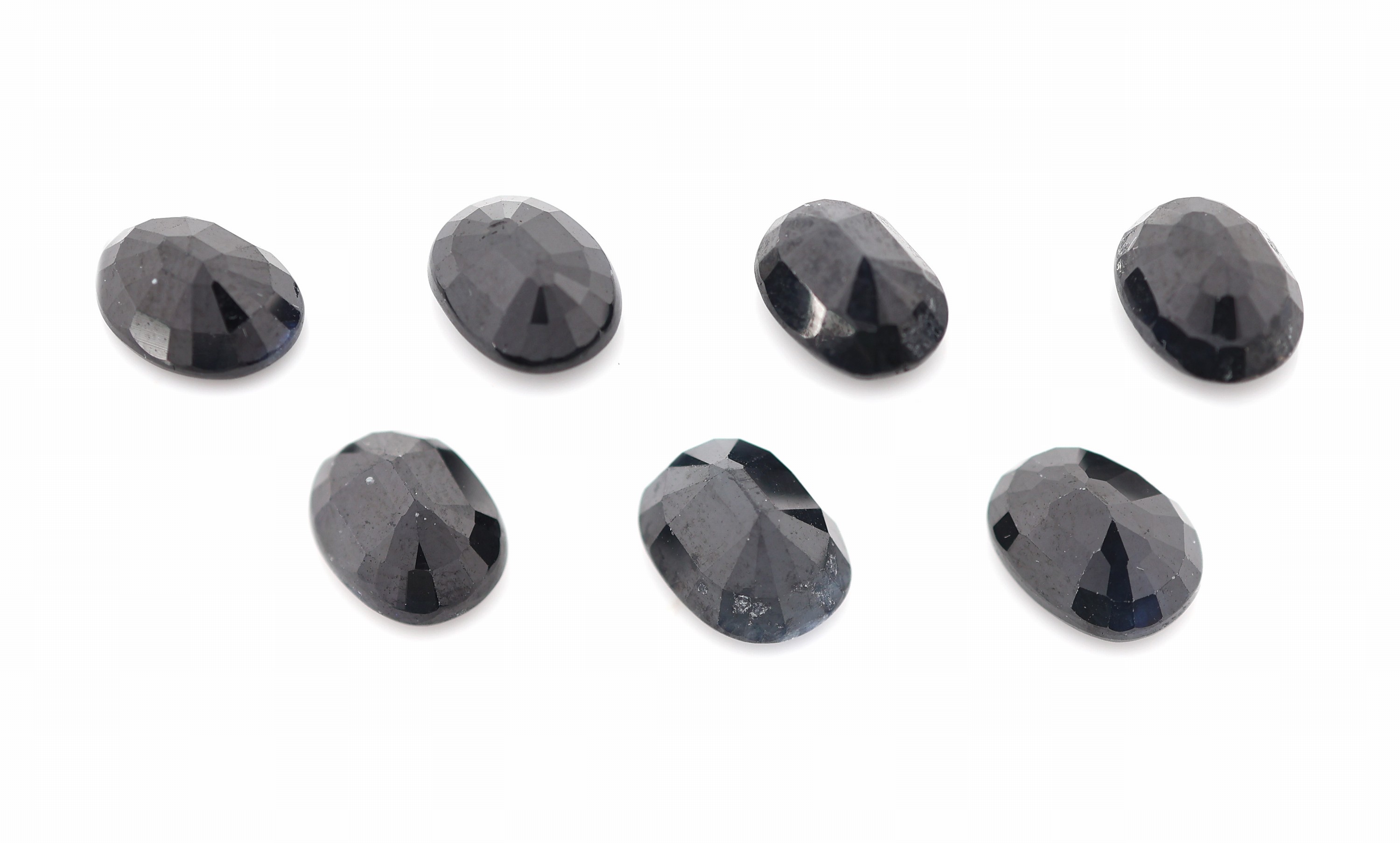 Detail a: Lot 7 Saphire, zus. ca. 13.58 ct, ovalfacett.,versch. Größen und Farbnuancen, Ausfassware