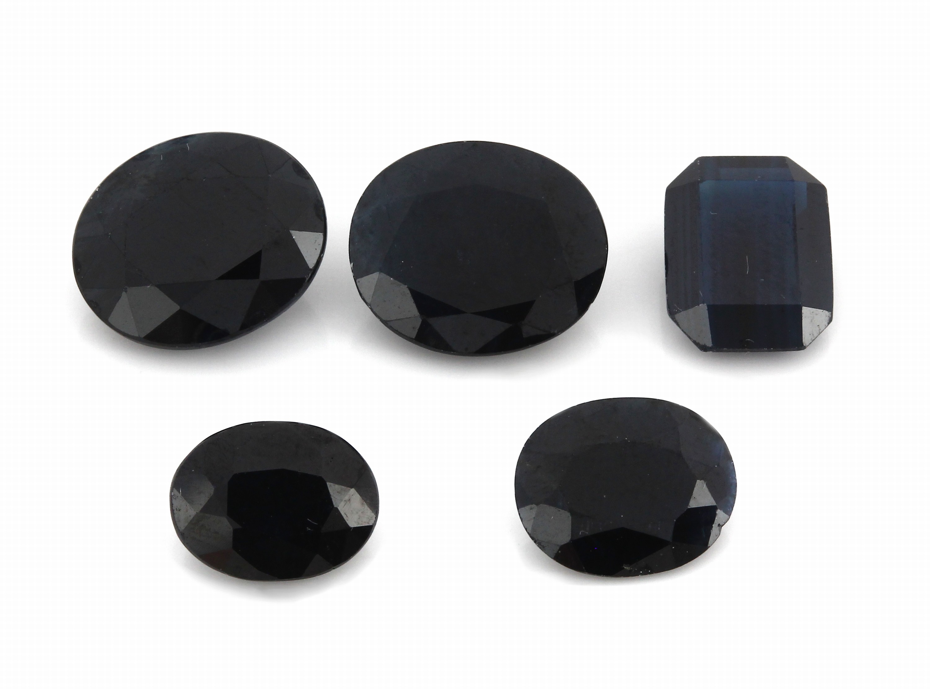 Lot 5 lose Saphire, zus. ca. 20.09 ct, 4 x ovalfacett. in versch. Größen, 1 x Treppen- schliff, Ausfassware
