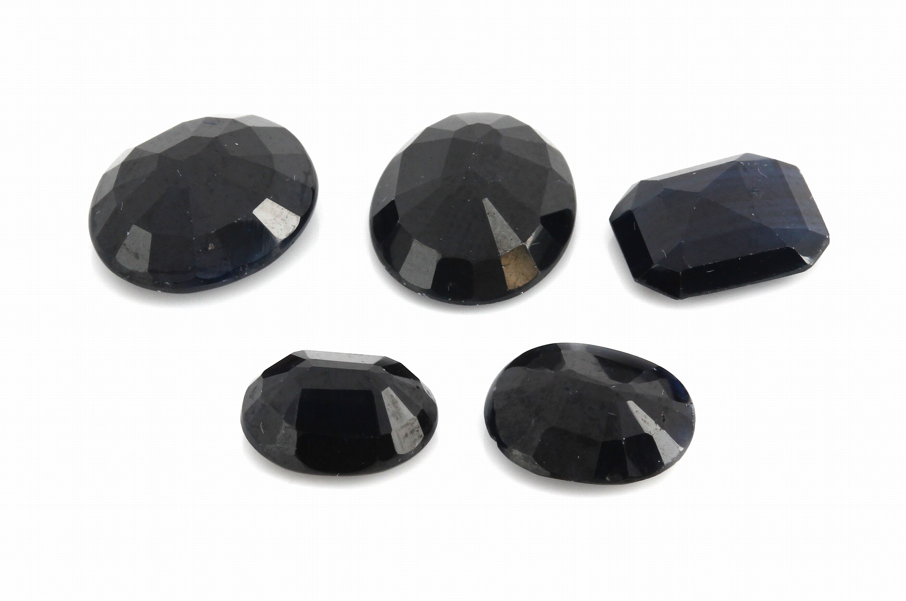 Detail a: Lot 5 lose Saphire, zus. ca. 20.09 ct, 4 x ovalfacett. in versch. Größen, 1 x Treppen- schliff, Ausfassware