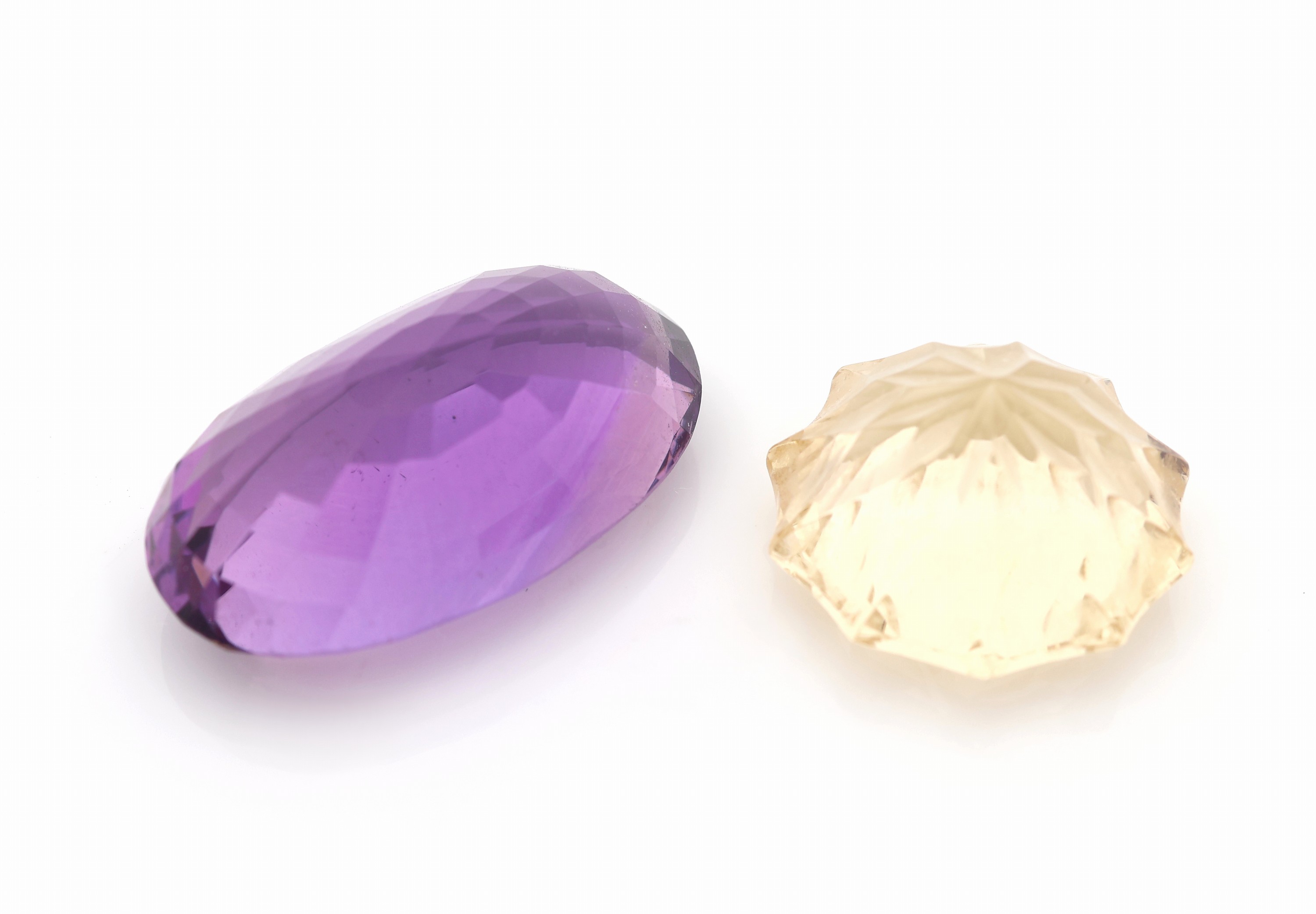 Detail a: Lot 2 lose Farbsteine, 1 x ovalfacett. Amethyst ca. 22.23 ct, 1 x Citrin im Fantasieschliff ca. 14.75 ct