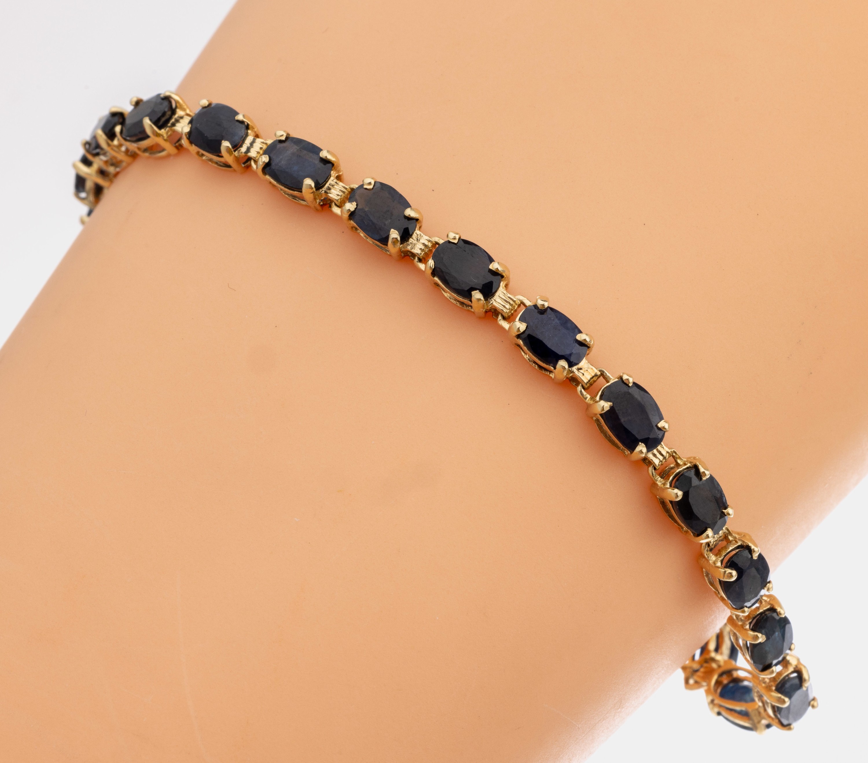 14 kt Gold Saphir-Armband, GG 585/000, 22 ovalfacett. Saphire zus. ca. 9.00 ct, L. ca. 17.5 cm, Kastenschloss mit Sicherheitsacht, ca. 8.1 g