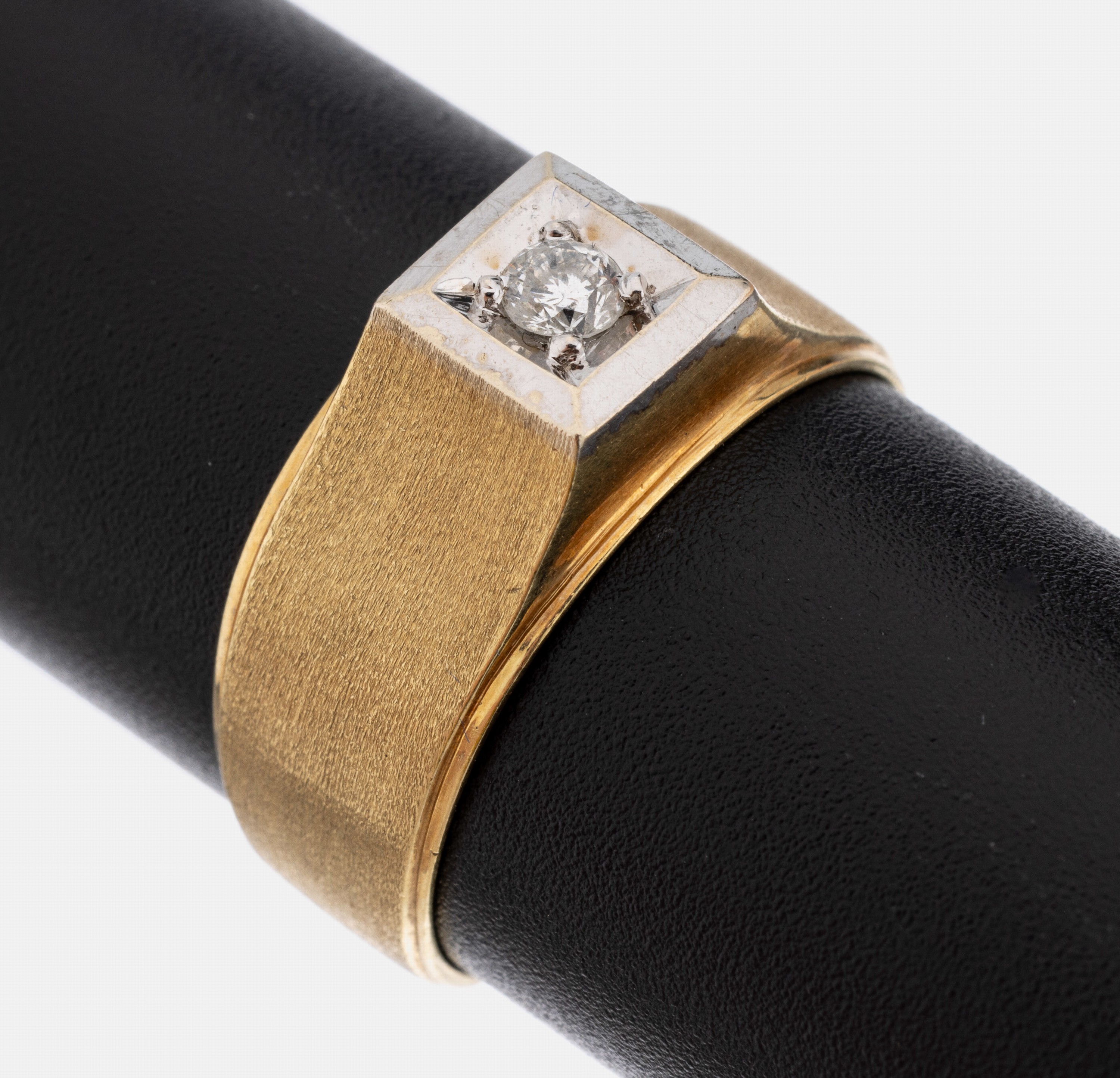 14 kt Gold Brillant-Ring, GG/WG 585/000, in WG gefasster Brillant ca. 0.11 ct (grav.) Weiß/si-p, RW 58, ca. 4.1 g