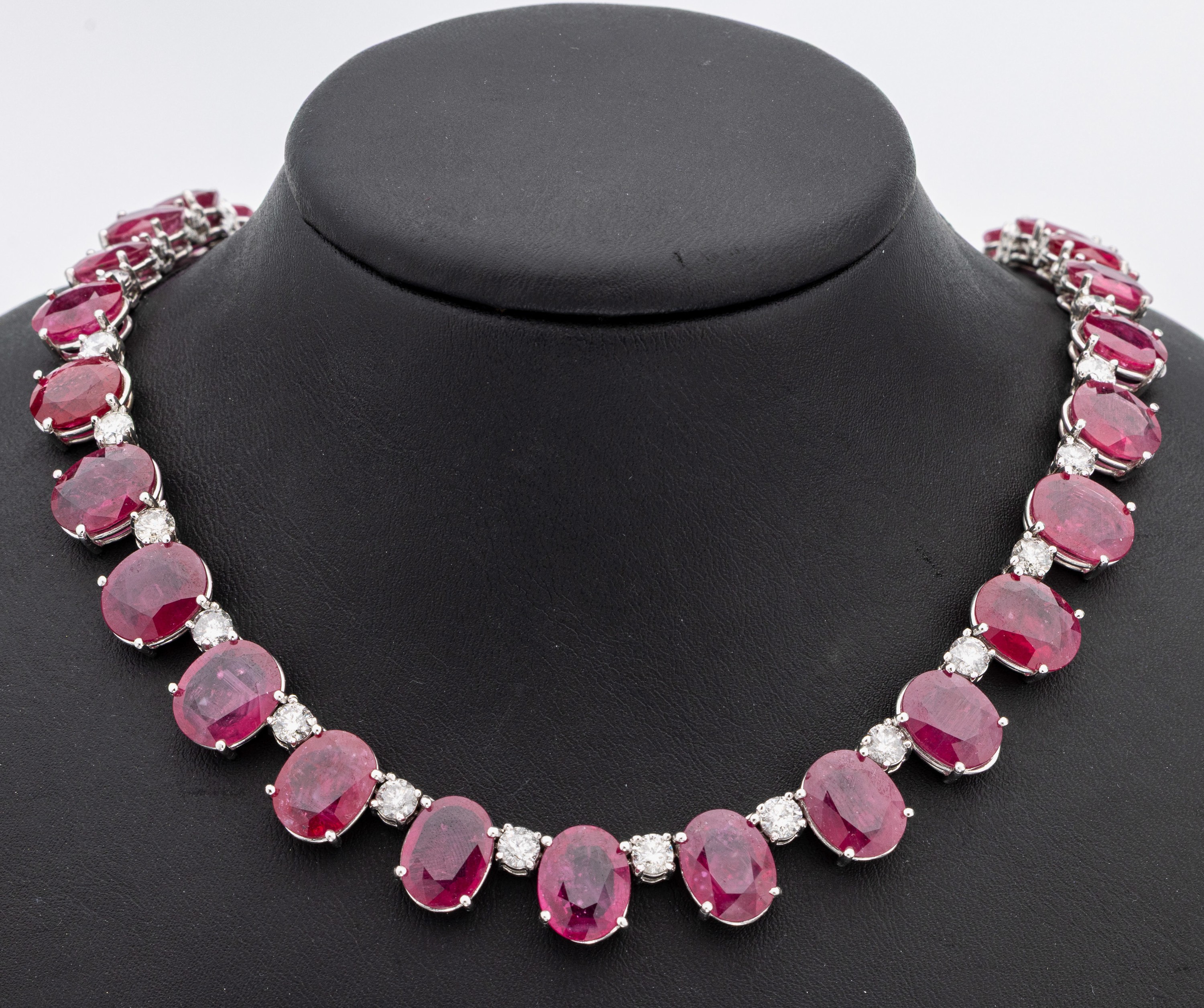 Prunkvolles 18 kt Gold Rubin-Brillant-Collier, WG 750/000 gepr., im Verlauf 25 ovalfacett.Rubine zus. ca. 122.0 ct (beh.), 46 Brillantenzus. ca. ...