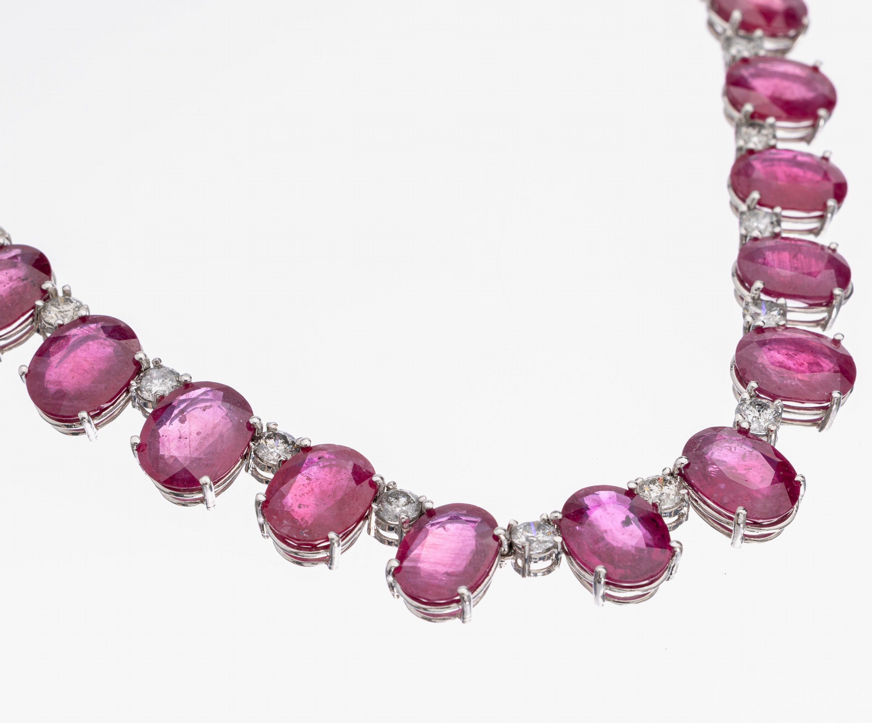 Detail c: Prunkvolles 18 kt Gold Rubin-Brillant-Collier, WG 750/000 gepr., im Verlauf 25 ovalfacett.Rubine zus. ca. 122.0 ct (beh.), 46 Brillantenzus. ca. ...