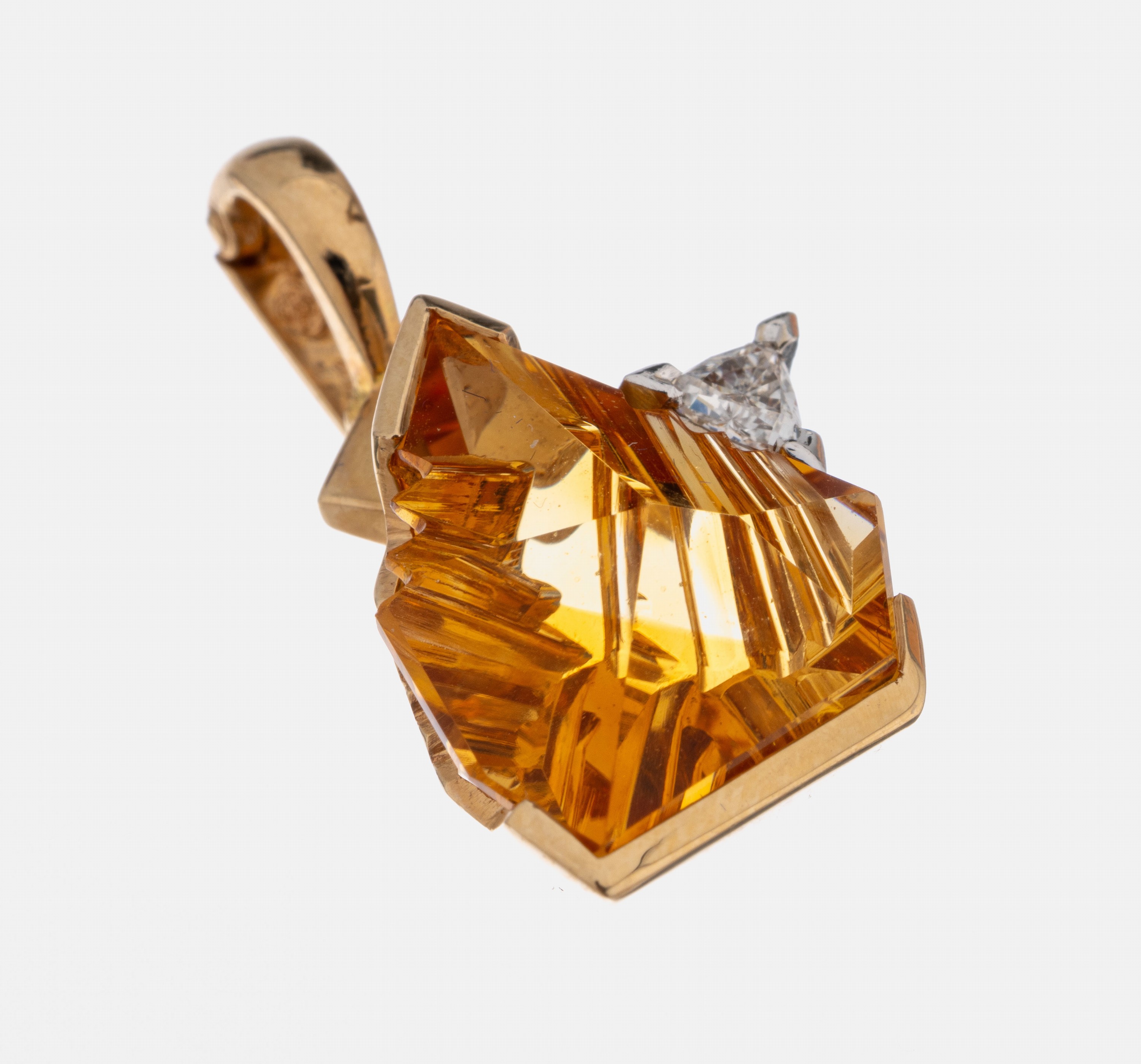 14 kt Gold Citrin-Diamant-Clipanhänger, GG/WG 585/000, Citrin im Fantasieschliff ca. 5.00 ct, 1 Diamant-Triangel ca. 0.15 ct feinesWeiß/si, ca. ...