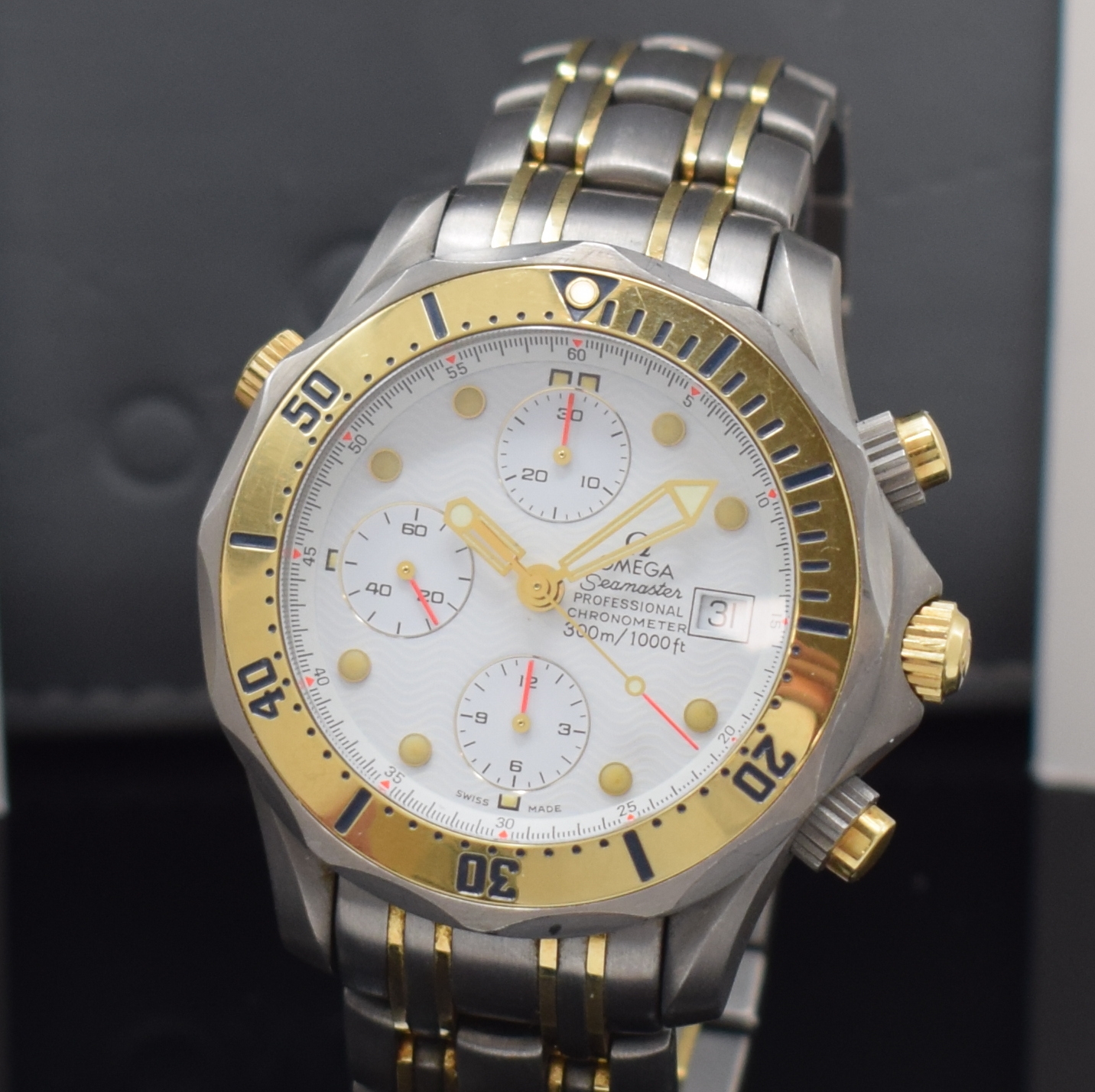 Detail a: OMEGA Seamaster Professional Chronometer Armbandchronograph in Titan/Gold kombiniert Referenz 2297.80.00, Automatik, Boden, Krone und Heliumventil ...