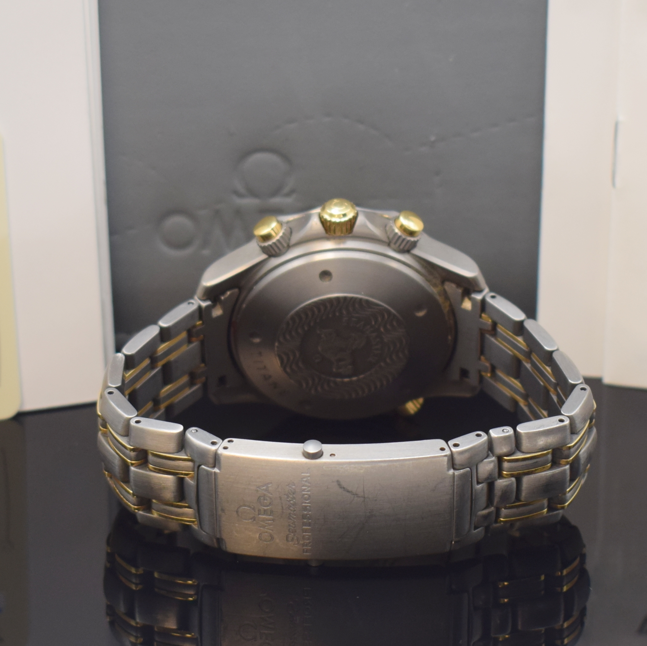 Detail b: OMEGA Seamaster Professional Chronometer Armbandchronograph in Titan/Gold kombiniert Referenz 2297.80.00, Automatik, Boden, Krone und Heliumventil ...