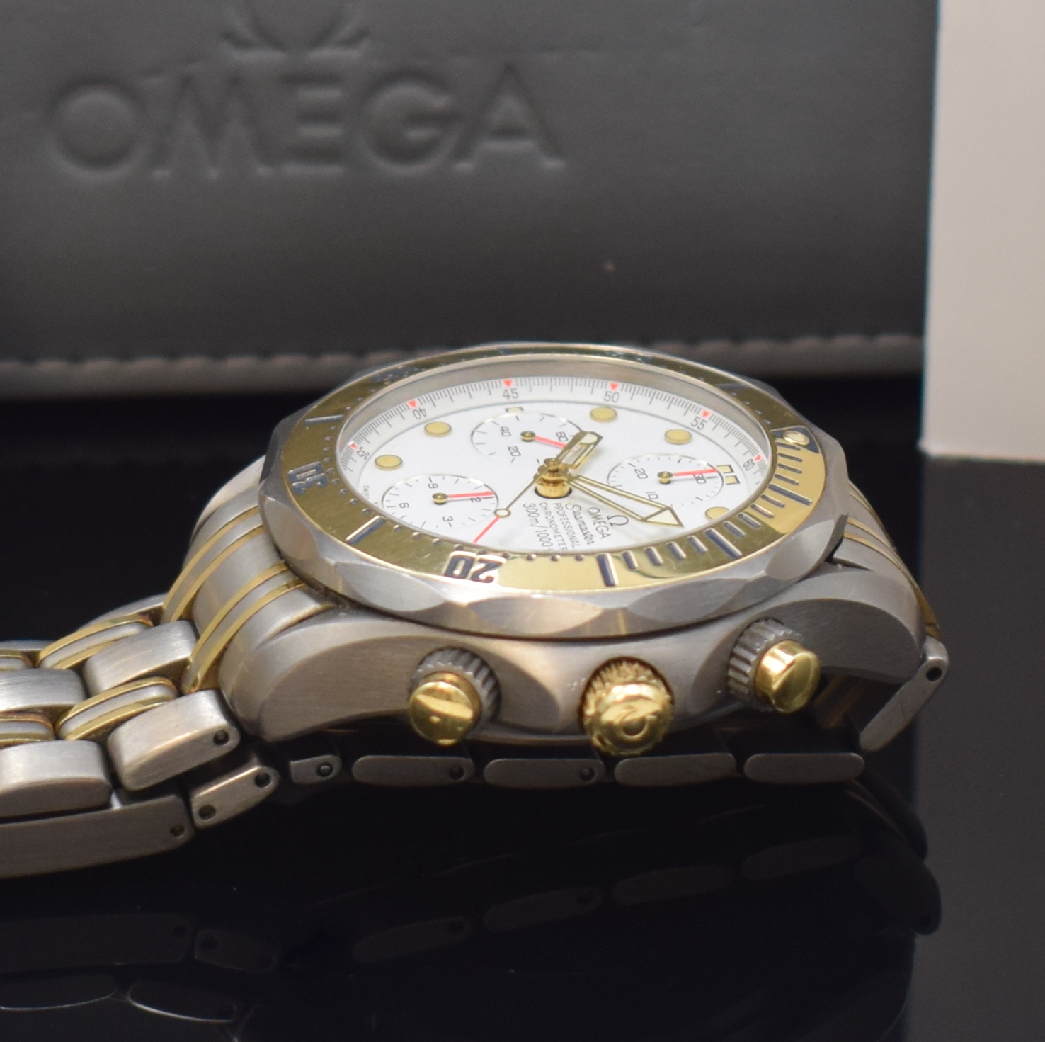 Detail c: OMEGA Seamaster Professional Chronometer Armbandchronograph in Titan/Gold kombiniert Referenz 2297.80.00, Automatik, Boden, Krone und Heliumventil ...