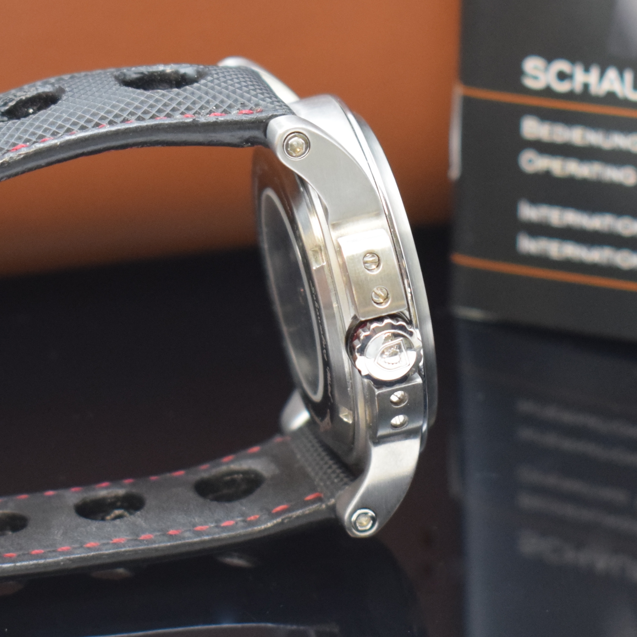 Detail c: SCHAUMBURG WATCH Einzeiger-Armbanduhr GT-ONE Referenz 011, Automatik, beids. vergl. Edelstahlgeh. inkl. Leder-/Textilband m. dopp.Faltschl., Boden ...