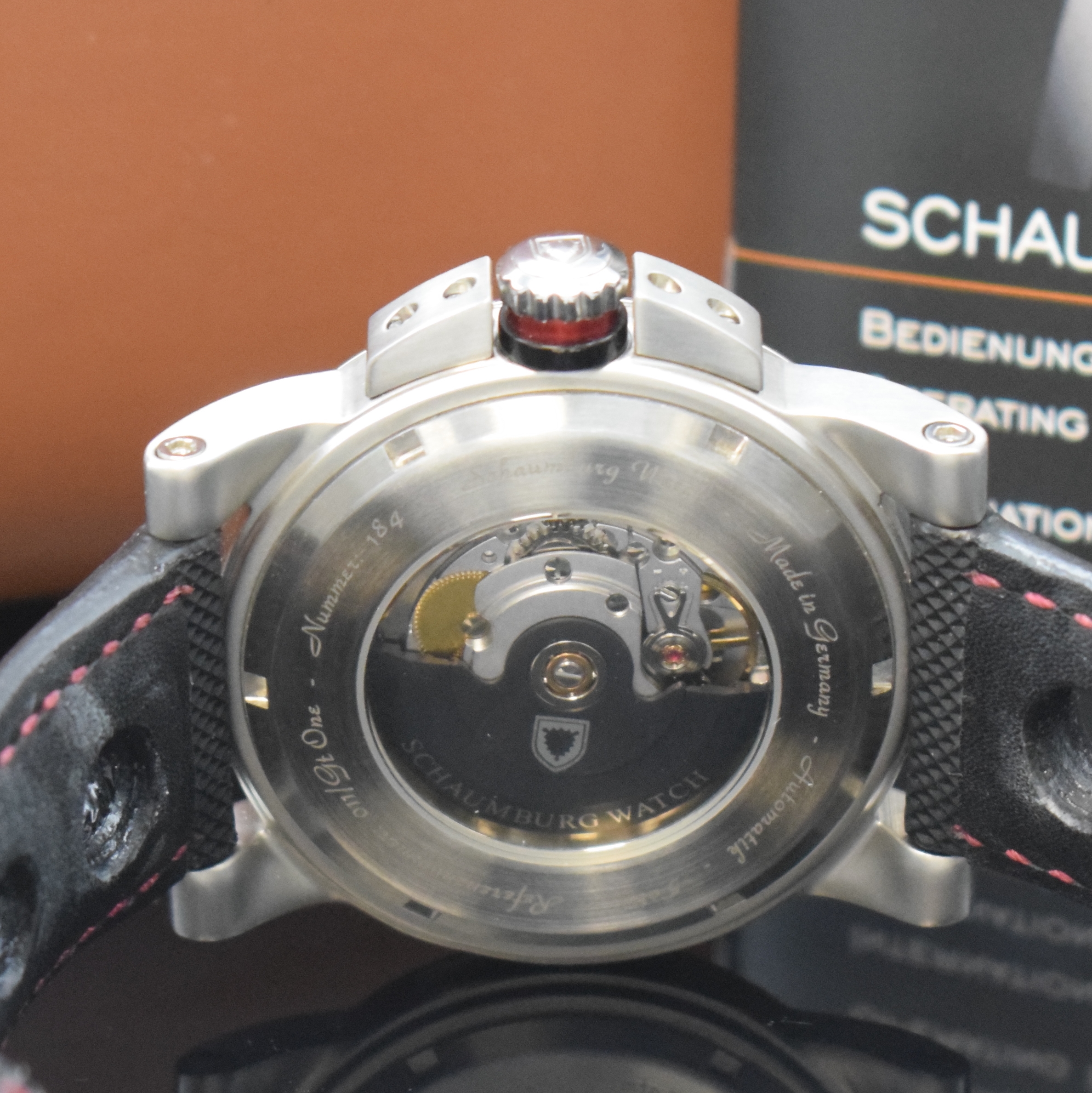 Detail d: SCHAUMBURG WATCH Einzeiger-Armbanduhr GT-ONE Referenz 011, Automatik, beids. vergl. Edelstahlgeh. inkl. Leder-/Textilband m. dopp.Faltschl., Boden ...