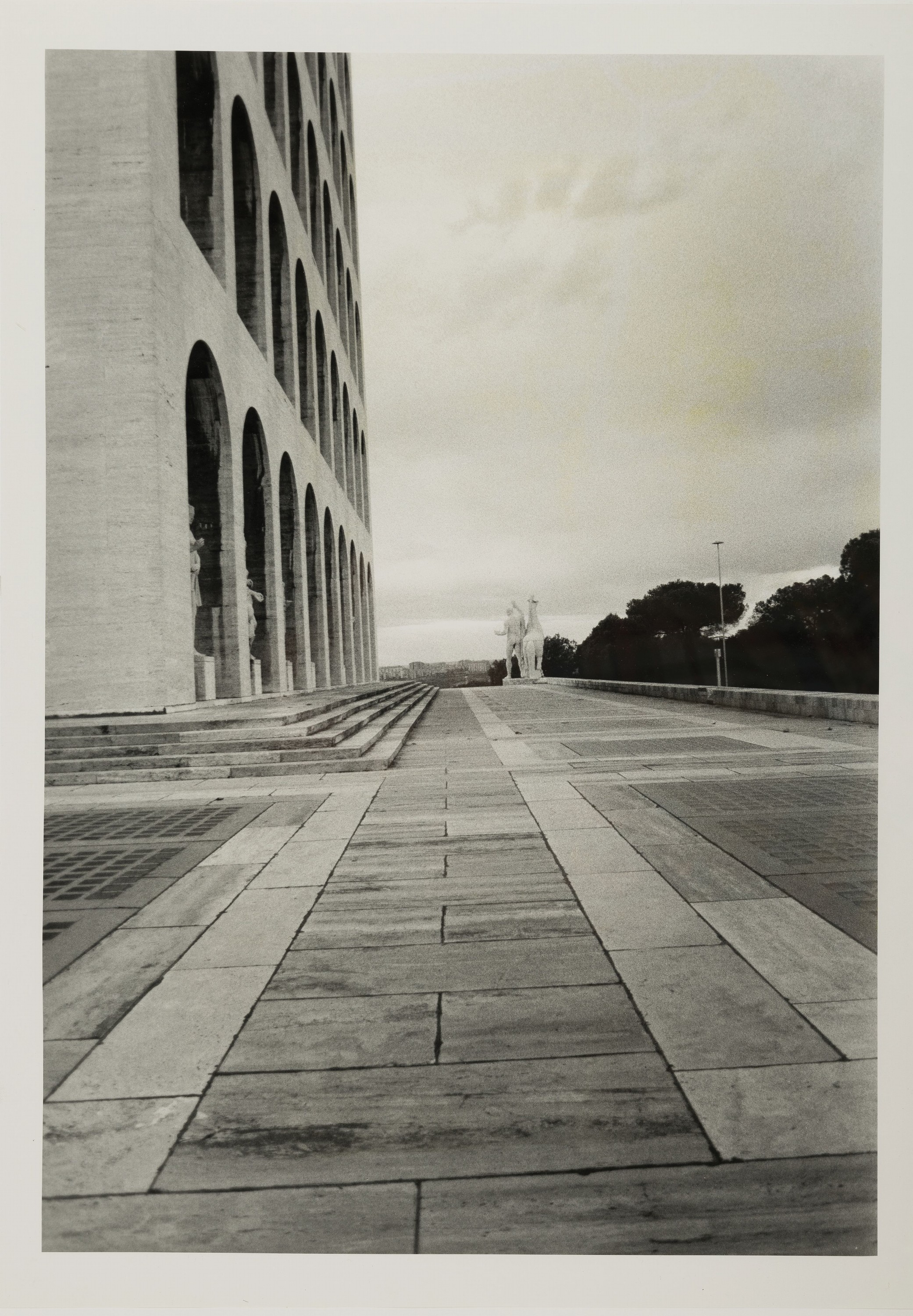 Günther Förg, 1952 Füssen-2013 Freiburg, Palazzo della Civita Italiana, s/w Fotografie, Silbergelatineabzug, rückseitig rechts unten sign. und ...