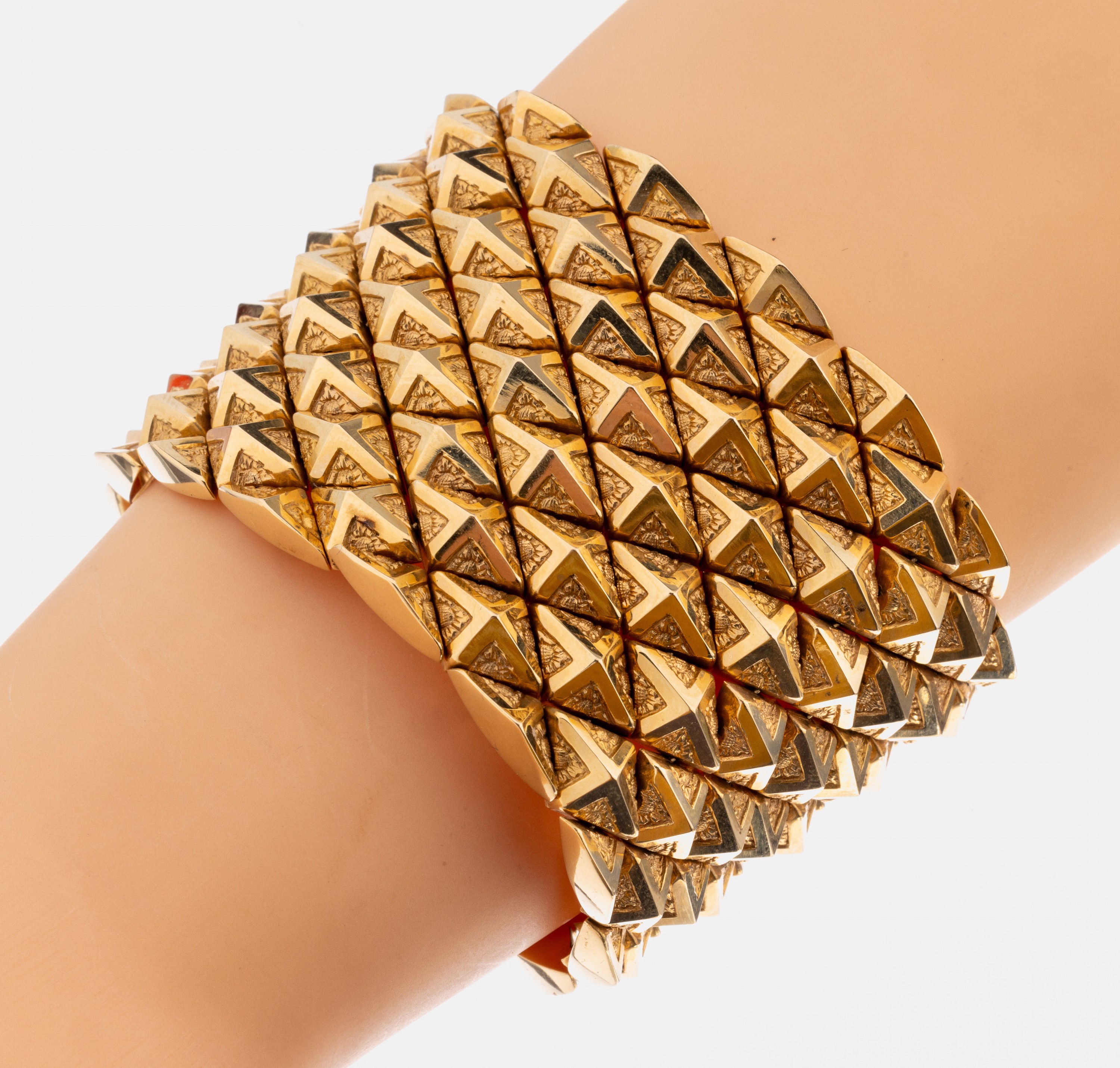 18 kt Gold Armband, GG 750/000, italienische Atelierarbeit, qualitätvolle Verarbeitung, teilw. poliert, B. ca. 4.8 cm, L. ca. 18.7 cm, ...