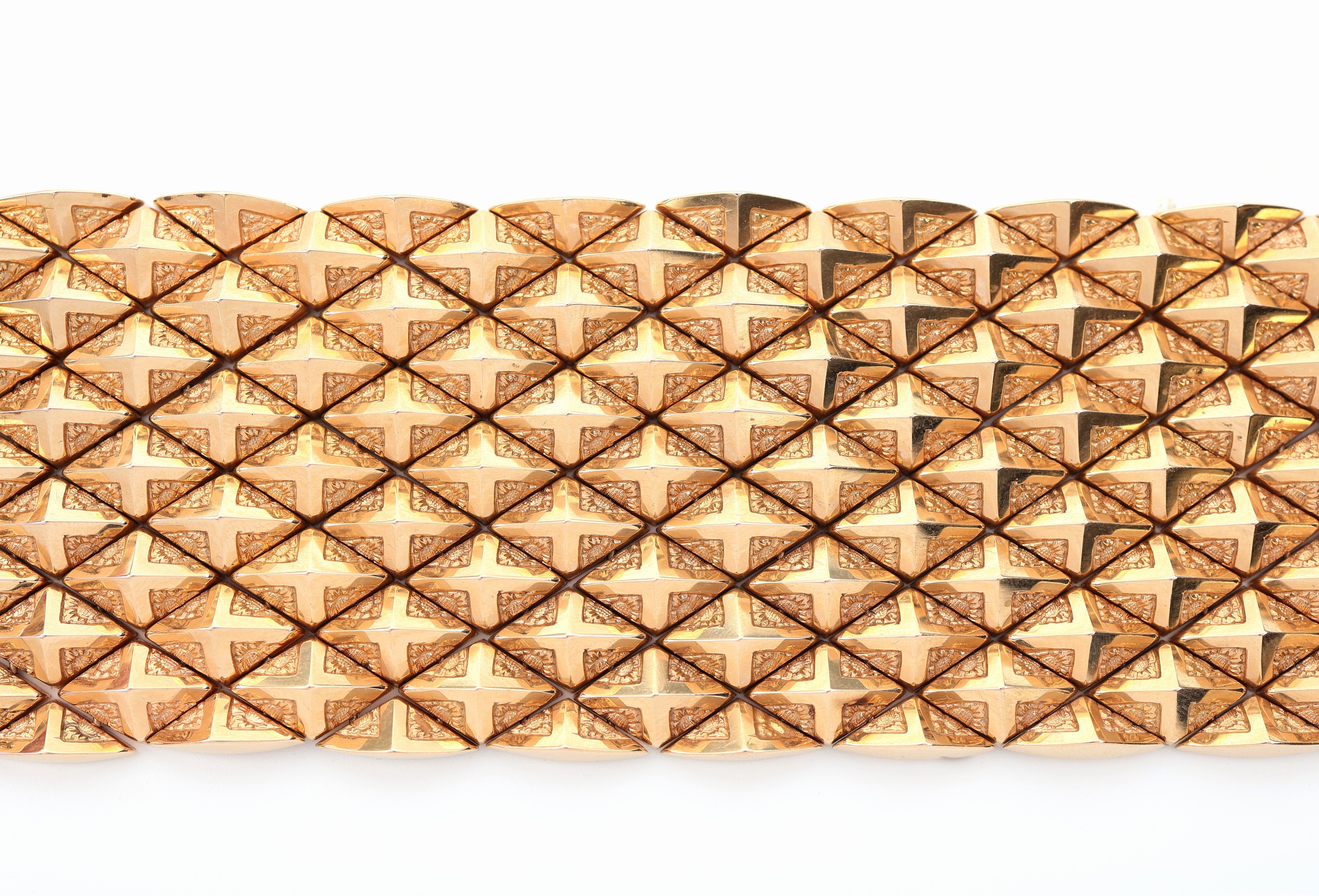 Detail a: 18 kt Gold Armband, GG 750/000, italienische Atelierarbeit, qualitätvolle Verarbeitung, teilw. poliert, B. ca. 4.8 cm, L. ca. 18.7 cm, ...