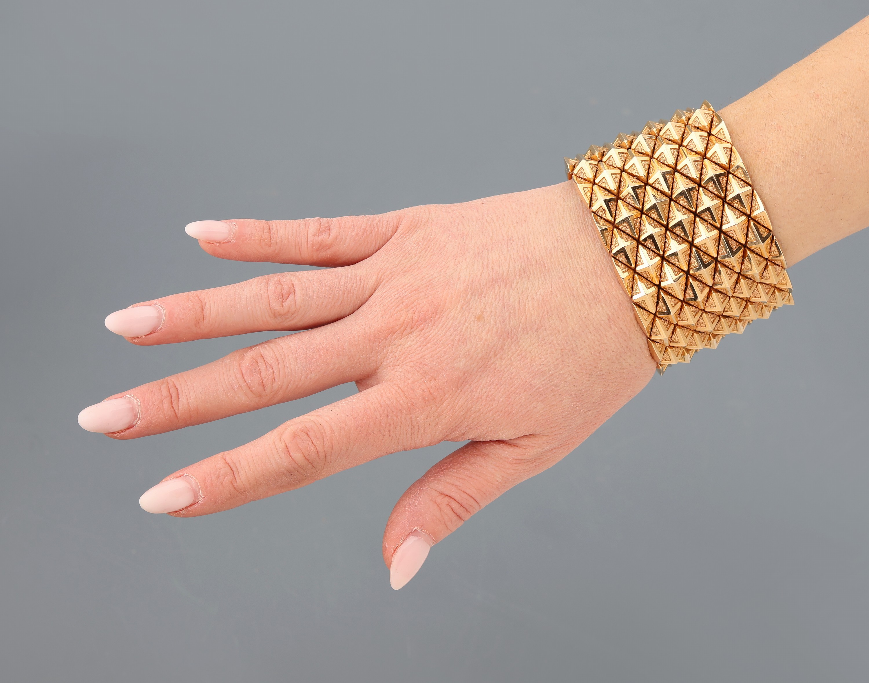 Detail d: 18 kt Gold Armband, GG 750/000, italienische Atelierarbeit, qualitätvolle Verarbeitung, teilw. poliert, B. ca. 4.8 cm, L. ca. 18.7 cm, ...