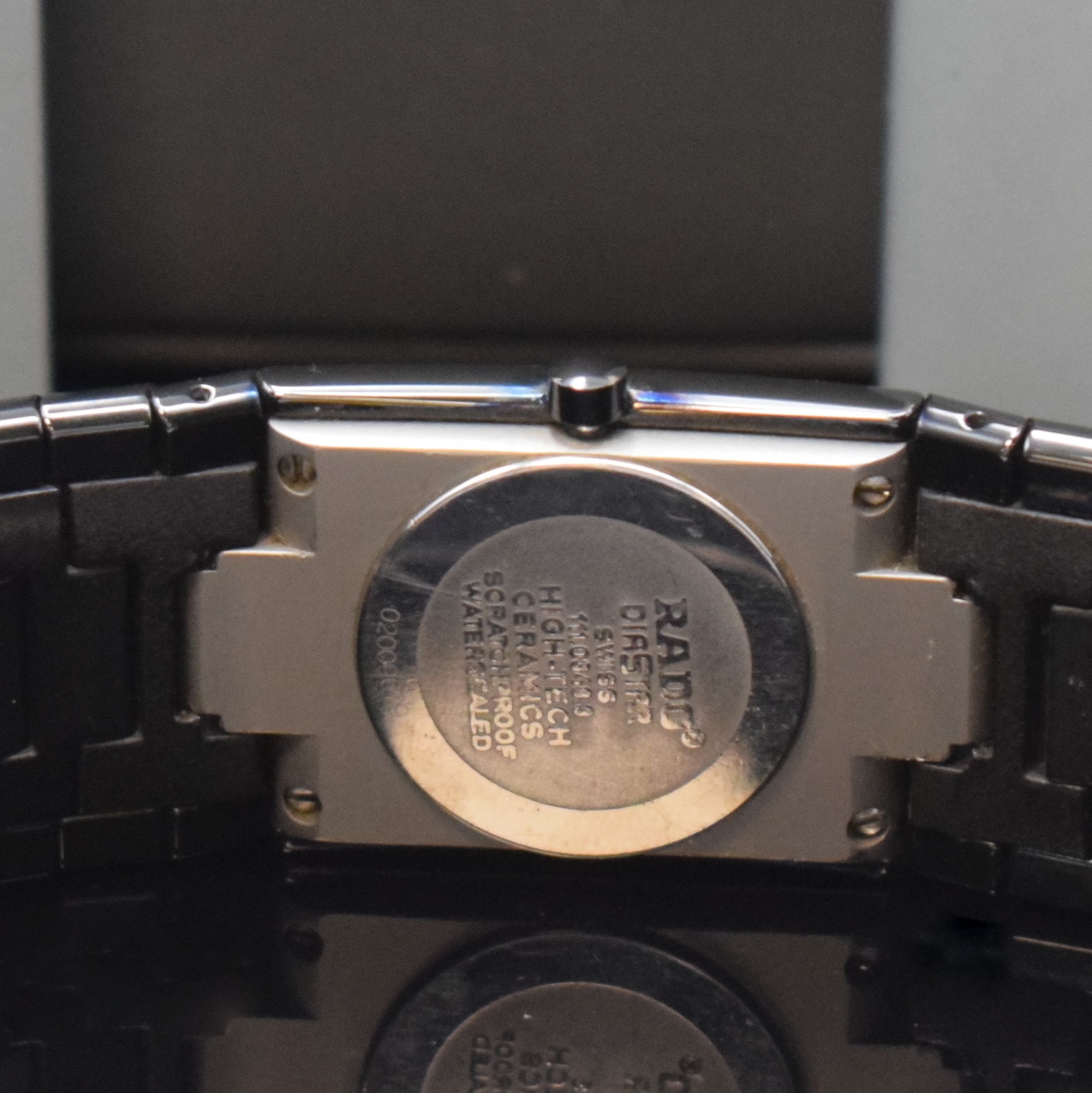 Detail d: RADO Jubilé Armbanduhr Serie Diastar Referenz 111.0348.3, quarz, kratzfestes Keramikgeh. inkl. Keramik-Gliederband m. dopp. Faltschl., Boden ...