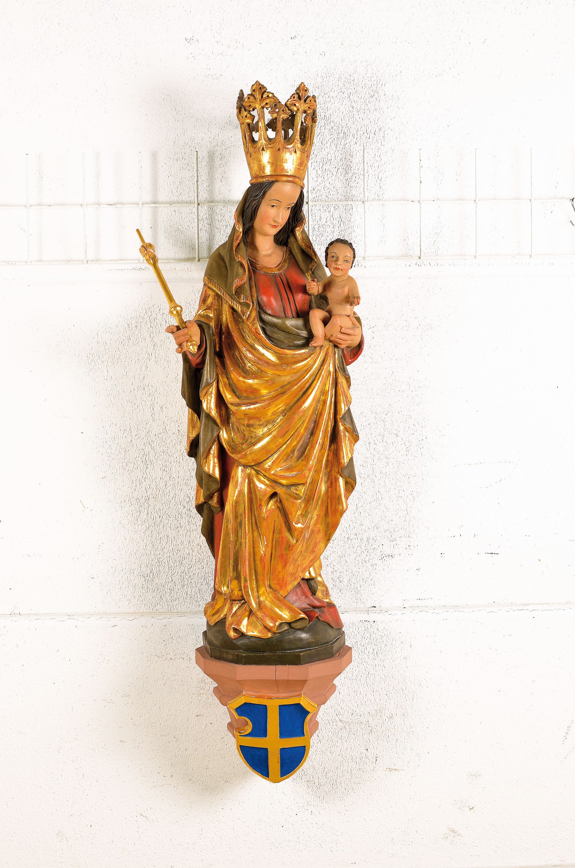 Große Heiligenfigur, "Die gekrönte Osnabrücker Madonna", 1973, Eiche, qualitätvolle Schnitzerei nach dem Vorbild aus dem Jahre 1510 vom ...