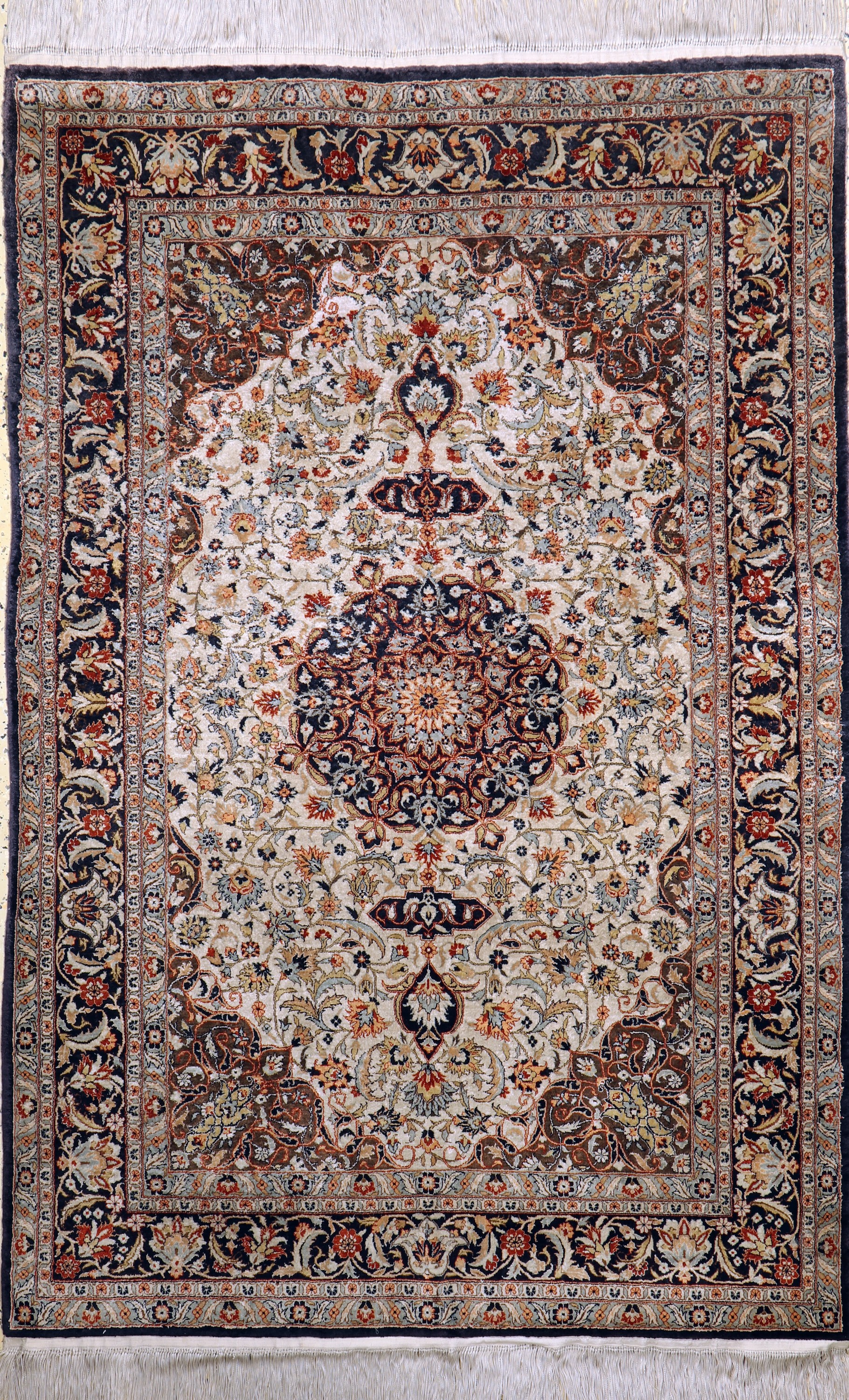 Seidenteppich, China, Ende 20.Jhd, reine Naturseide, ca. 185 x 125 cm, EHZ: 2