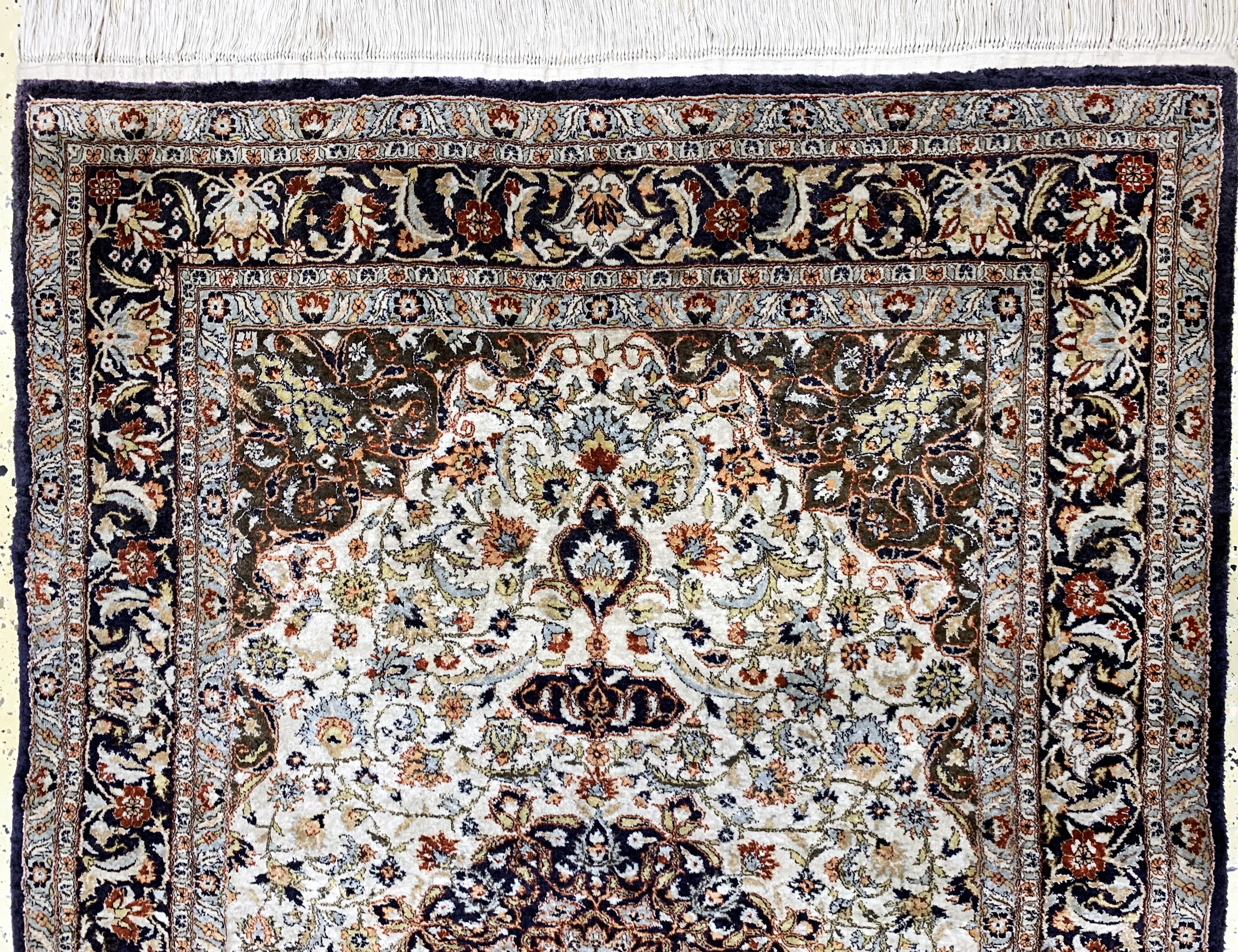 Detail a: Seidenteppich, China, Ende 20.Jhd, reine Naturseide, ca. 185 x 125 cm, EHZ: 2