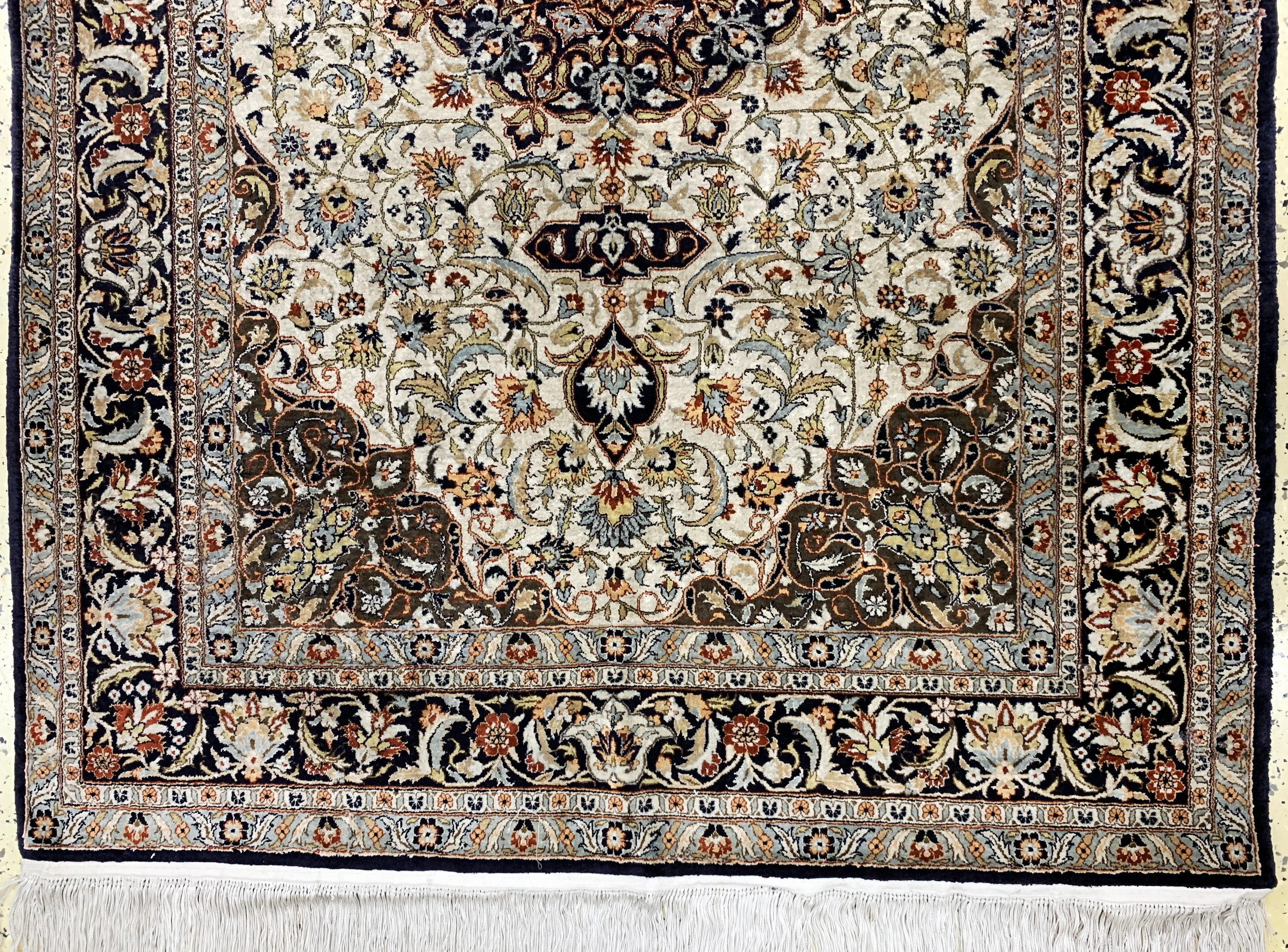 Detail b: Seidenteppich, China, Ende 20.Jhd, reine Naturseide, ca. 185 x 125 cm, EHZ: 2
