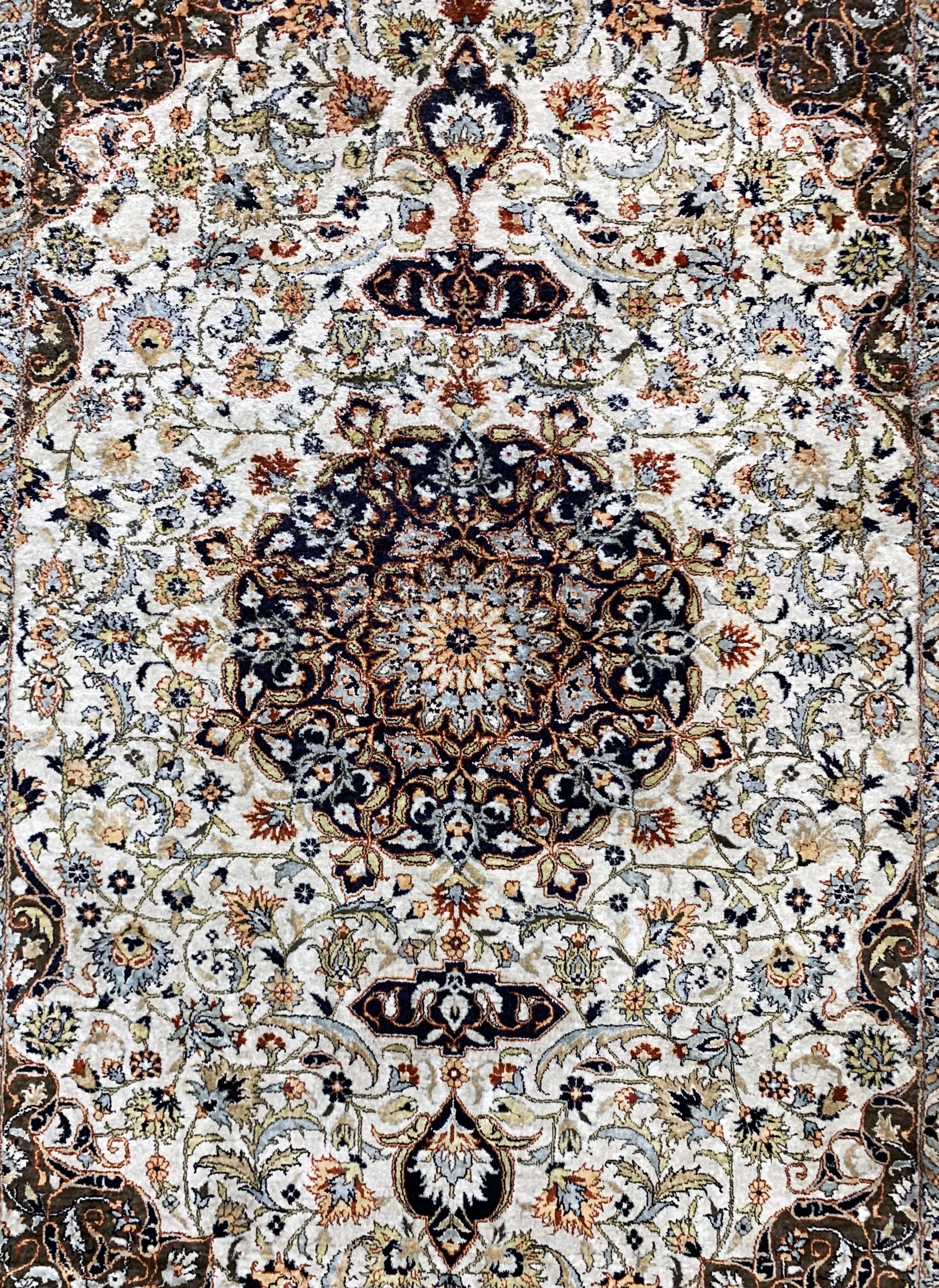 Detail c: Seidenteppich, China, Ende 20.Jhd, reine Naturseide, ca. 185 x 125 cm, EHZ: 2