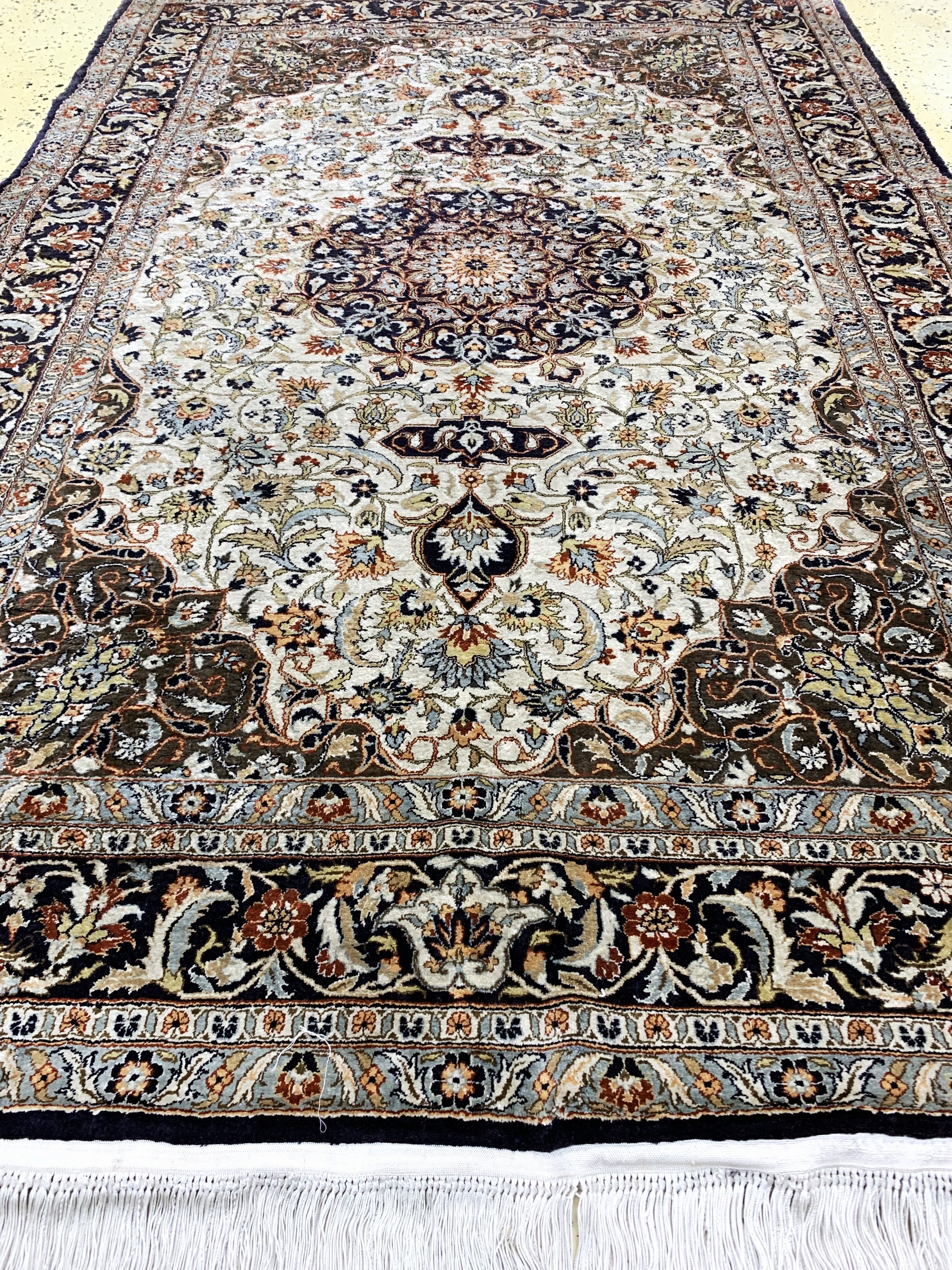 Detail d: Seidenteppich, China, Ende 20.Jhd, reine Naturseide, ca. 185 x 125 cm, EHZ: 2