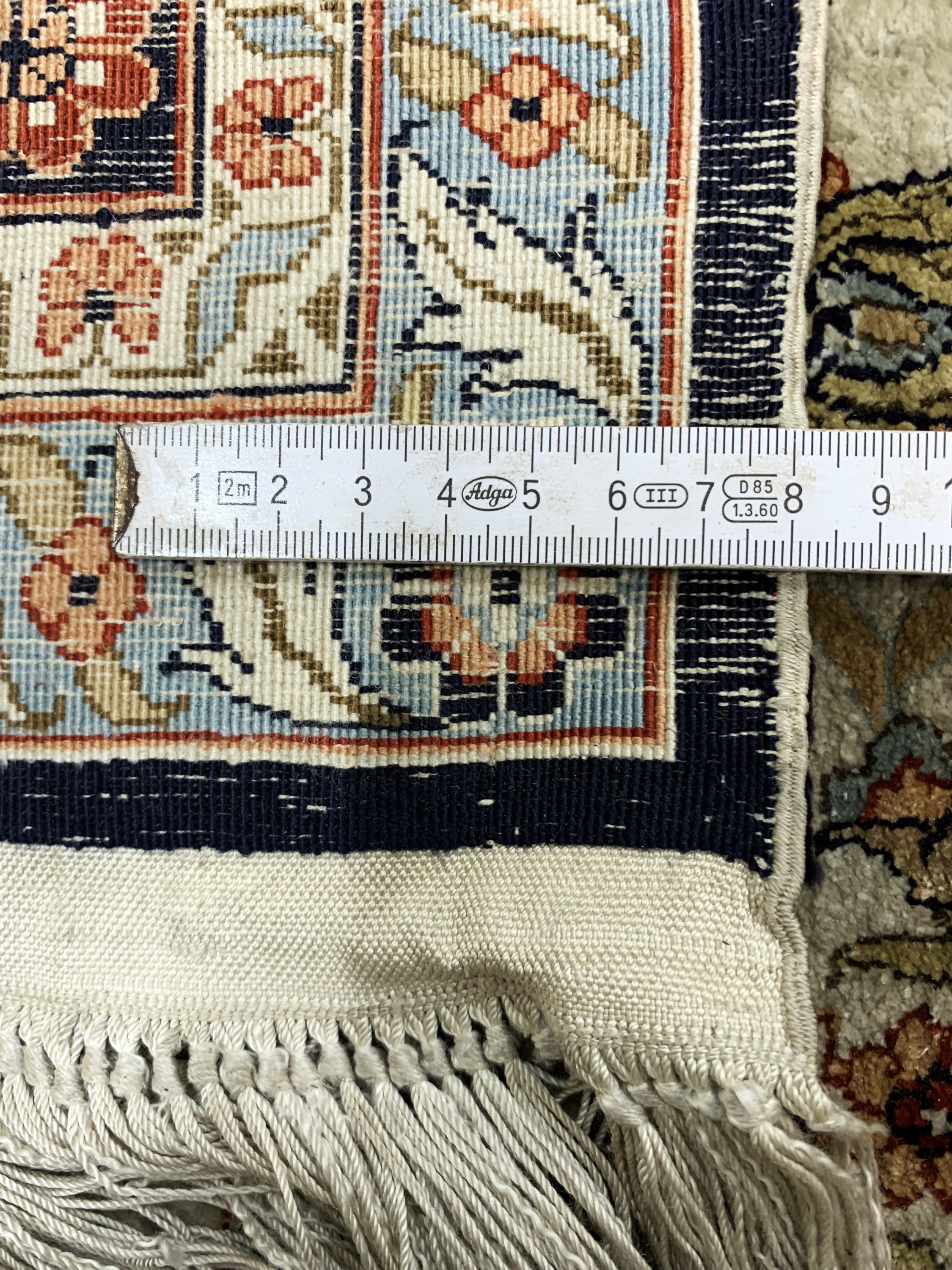 Detail e: Seidenteppich, China, Ende 20.Jhd, reine Naturseide, ca. 185 x 125 cm, EHZ: 2