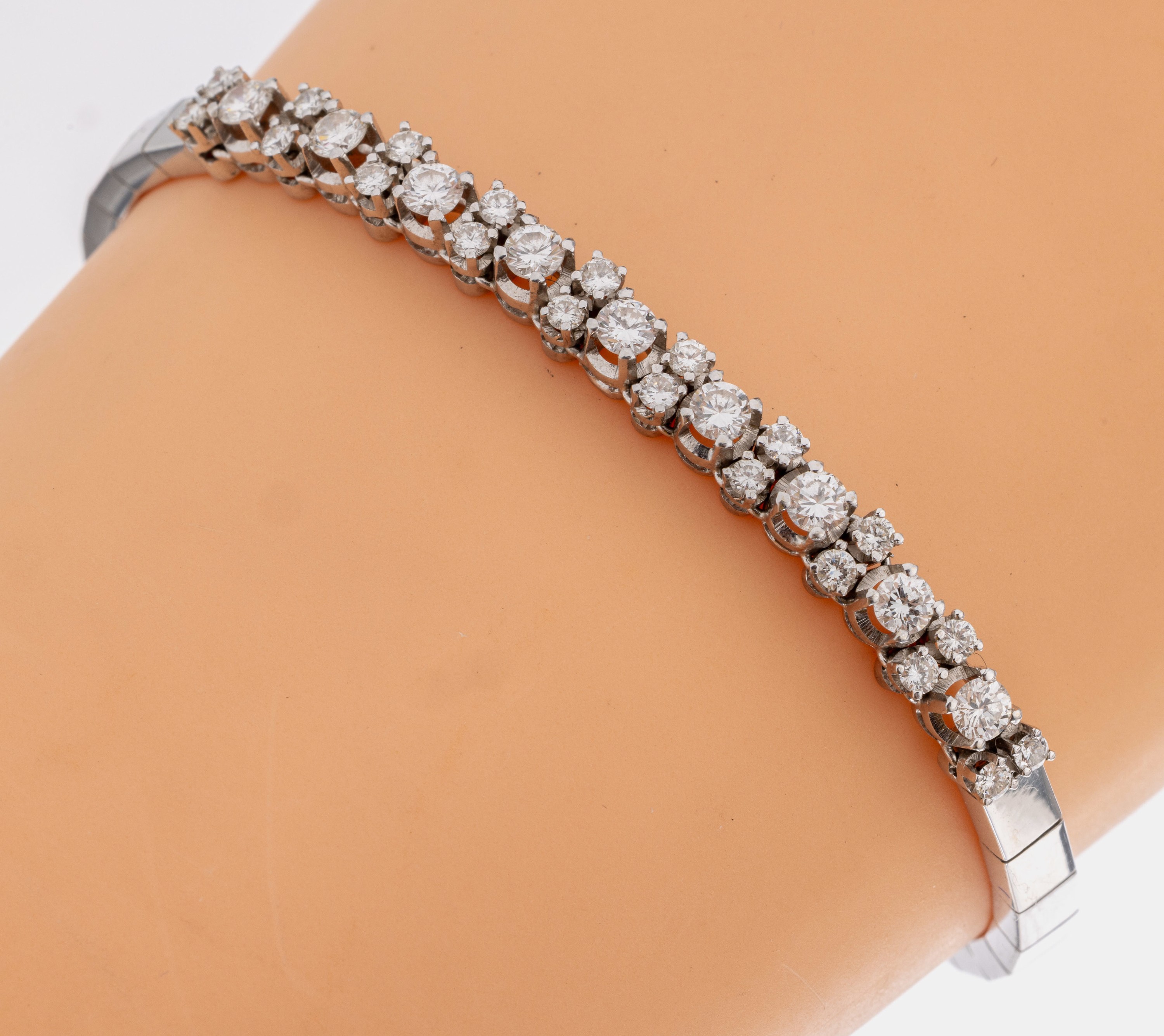 14 kt Gold Brillant-Armband, WG 585/000 gepr., 29 Brillanten zus. ca. 1.50 ct Weiß/si, L. ca. 18.2 cm, Kastenschloss mit 2 Sicherheitsachten, ca. ...