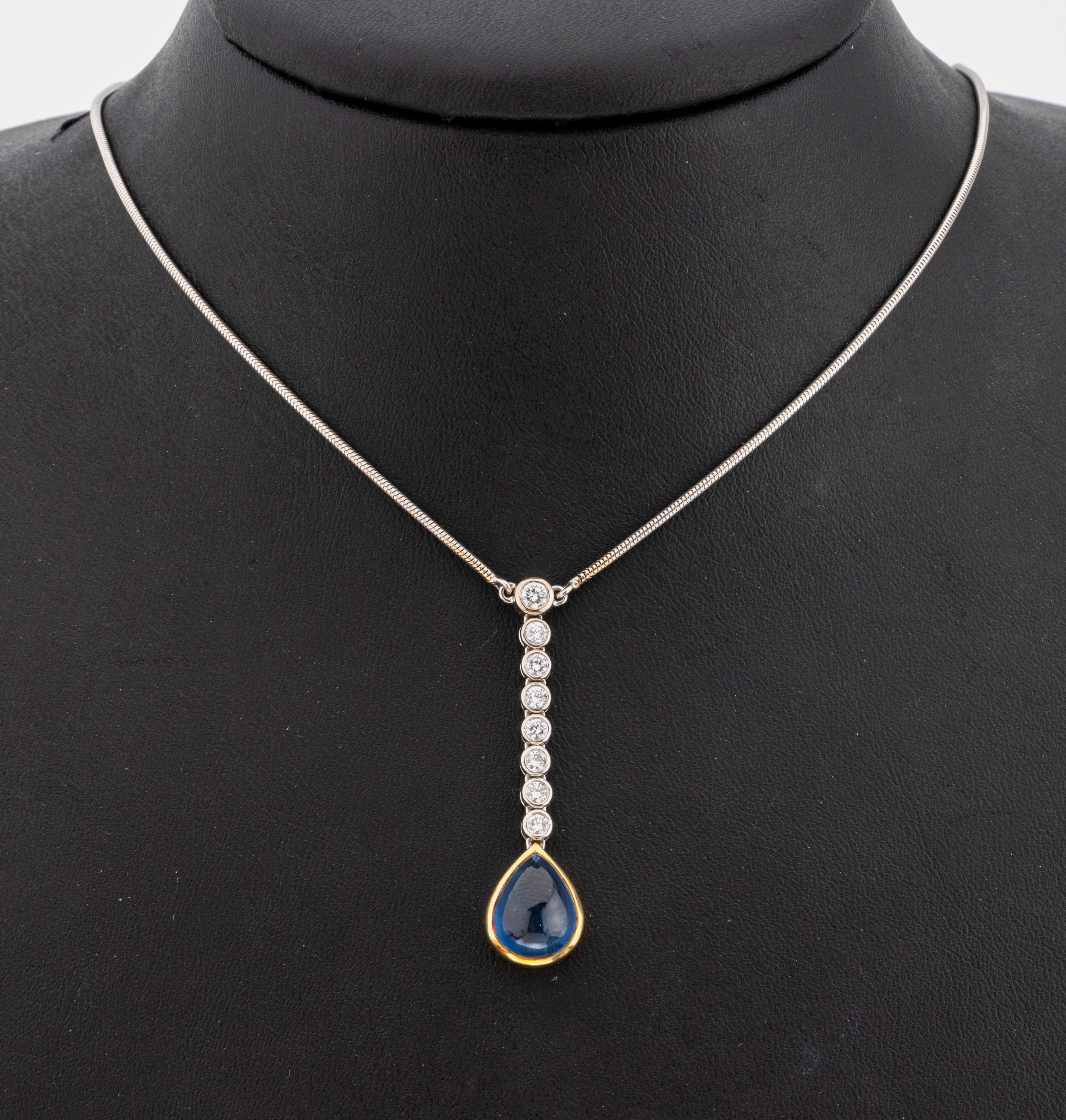 18 kt Gold Saphir-Brillant-Collier, WG/GG 750/000, längliches Mittelteil, in sich bewegl., 1 in GG gefasster tropfenförmiger Saphir-Cabochon ca. ...