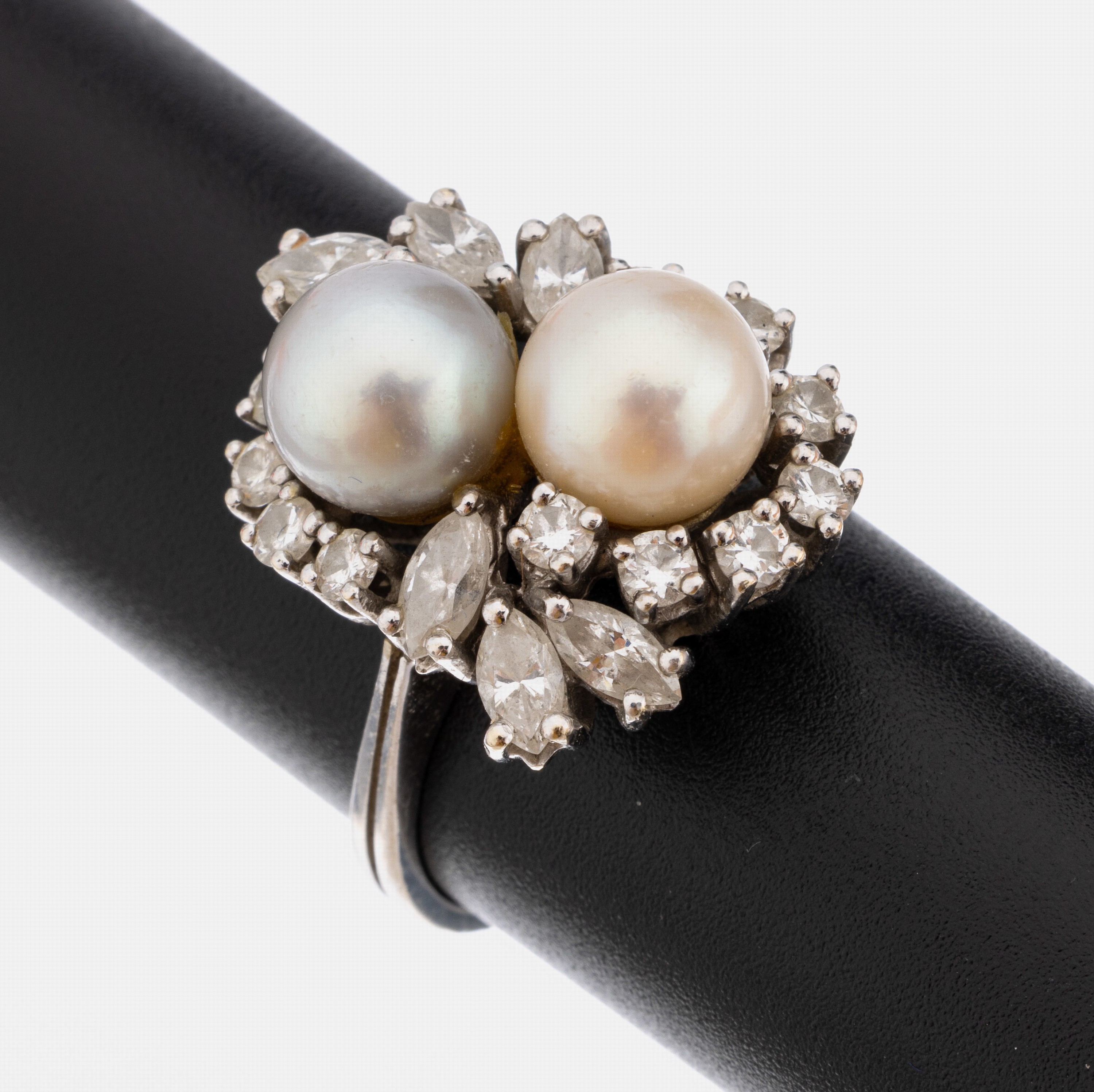 14 kt Gold Perl-Diamant-Ring, WG 585/000, 2Akoyazuchtperlen, grau und cremefarb., D. ca. 7.9 mm, 11 Brillanten, 6 Diamantnavettes zus. ca. 1.30 ct ...