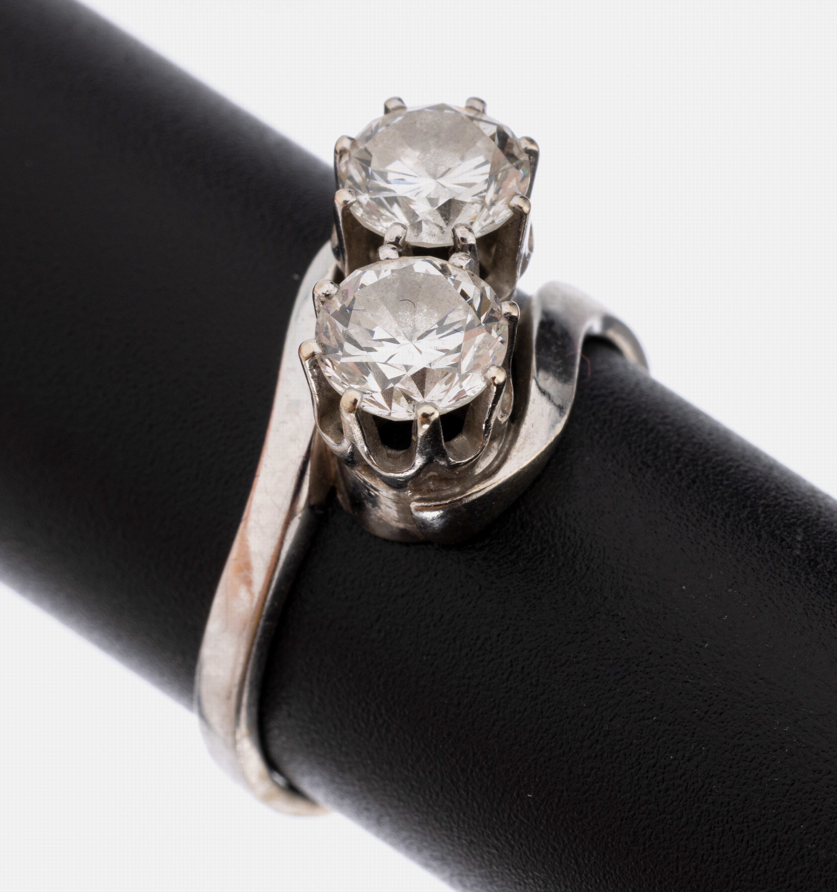 14 kt Gold Brillant-Ring, WG 585/000, 2 Brillanten zus. ca. 1.70 ct Weiß/vs-si, RW 58, ca. 4.2 g, Tragespuren