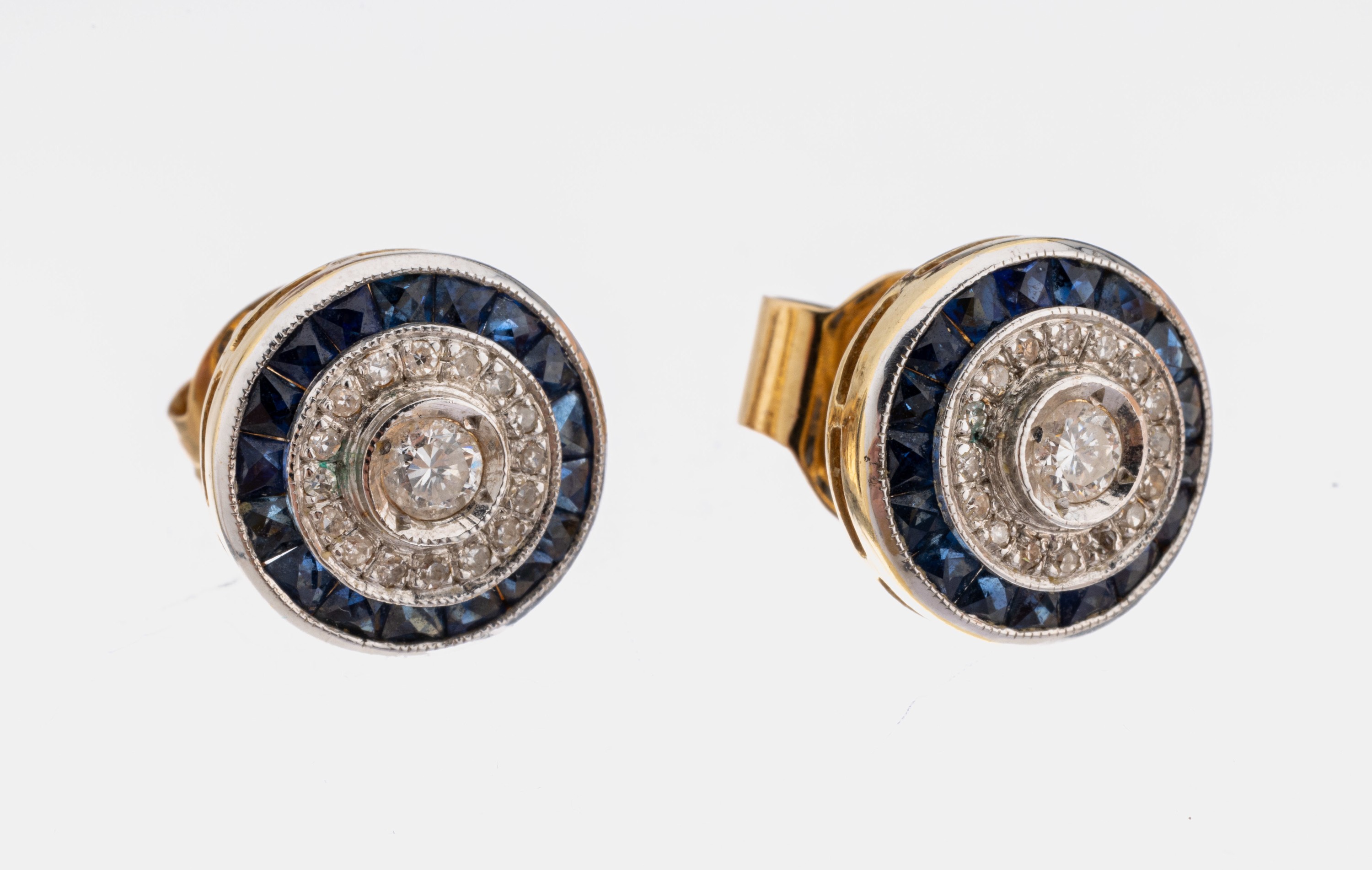 Paar 14 kt Gold Diamant-Saphir-Ohrstecker, GG/WG 585/000, rund, schauseitig WG, 2 Brillanten und 32 8/8-Diamanten zus. ca. 0.36 ct Weiß/si-p, 34 ...
