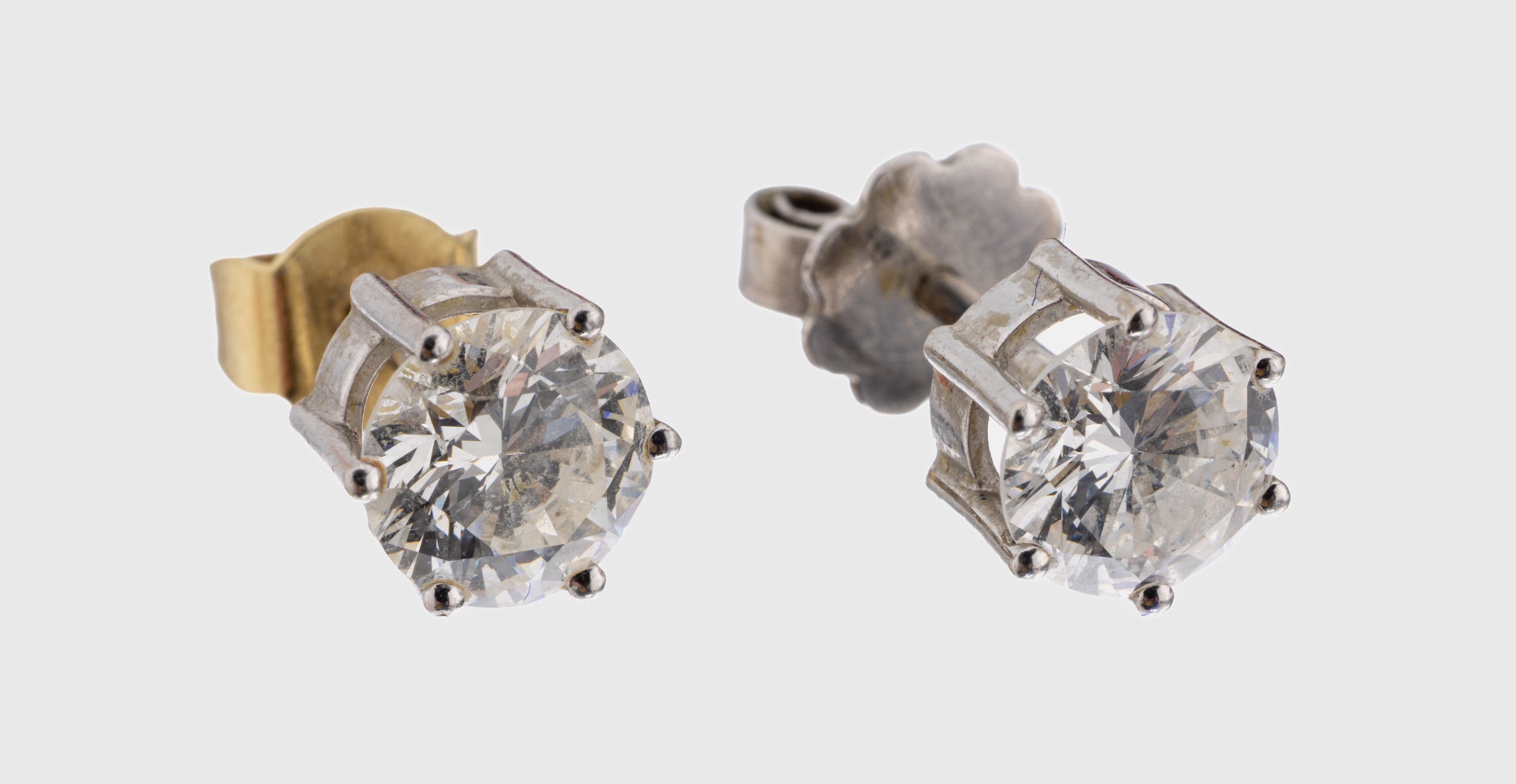 Paar 14 kt Gold Brillant-Ohrstecker, WG 585/000 gepr., 2 Brillanten zus. ca. 1.80 ct 1x l.get.Weiß/si2, 1x Weiß/si1, 1 Brisur GG, 1 Brisur WG