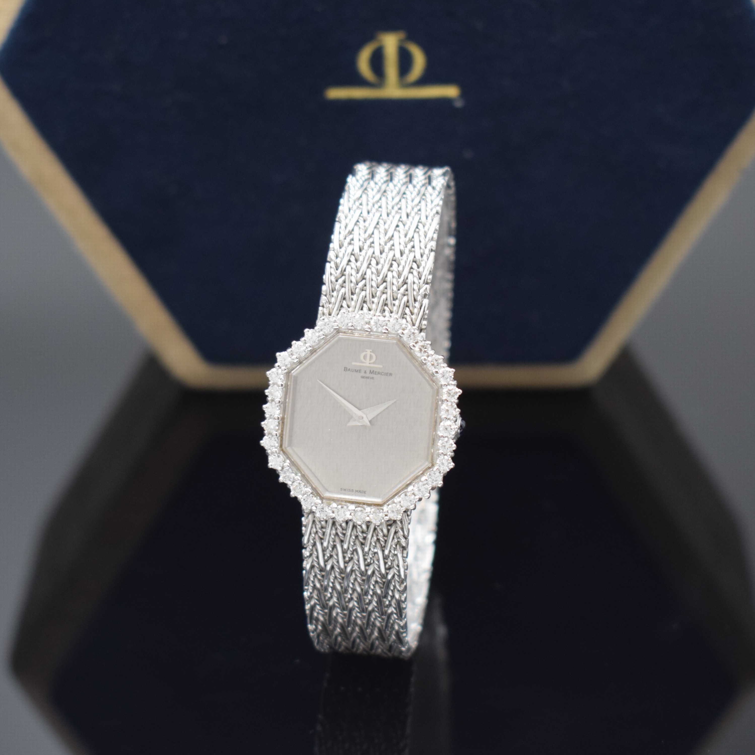 BAUME & MERCIER Damenarmbanduhr in WG 750/000 mit Diamanten, Schweiz um 1980, Handaufzug, Boden aufgedr., Lünette aufw. m. Diamanten bes., silb. ...