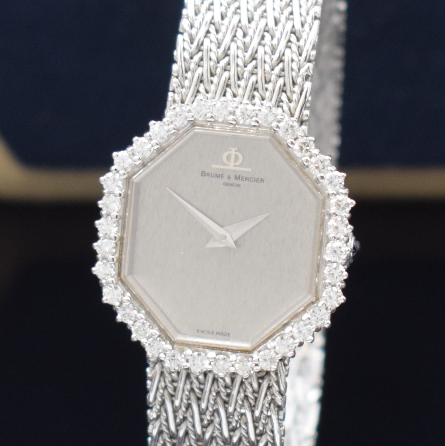 Detail a: BAUME & MERCIER Damenarmbanduhr in WG 750/000 mit Diamanten, Schweiz um 1980, Handaufzug, Boden aufgedr., Lünette aufw. m. Diamanten bes., silb. ...