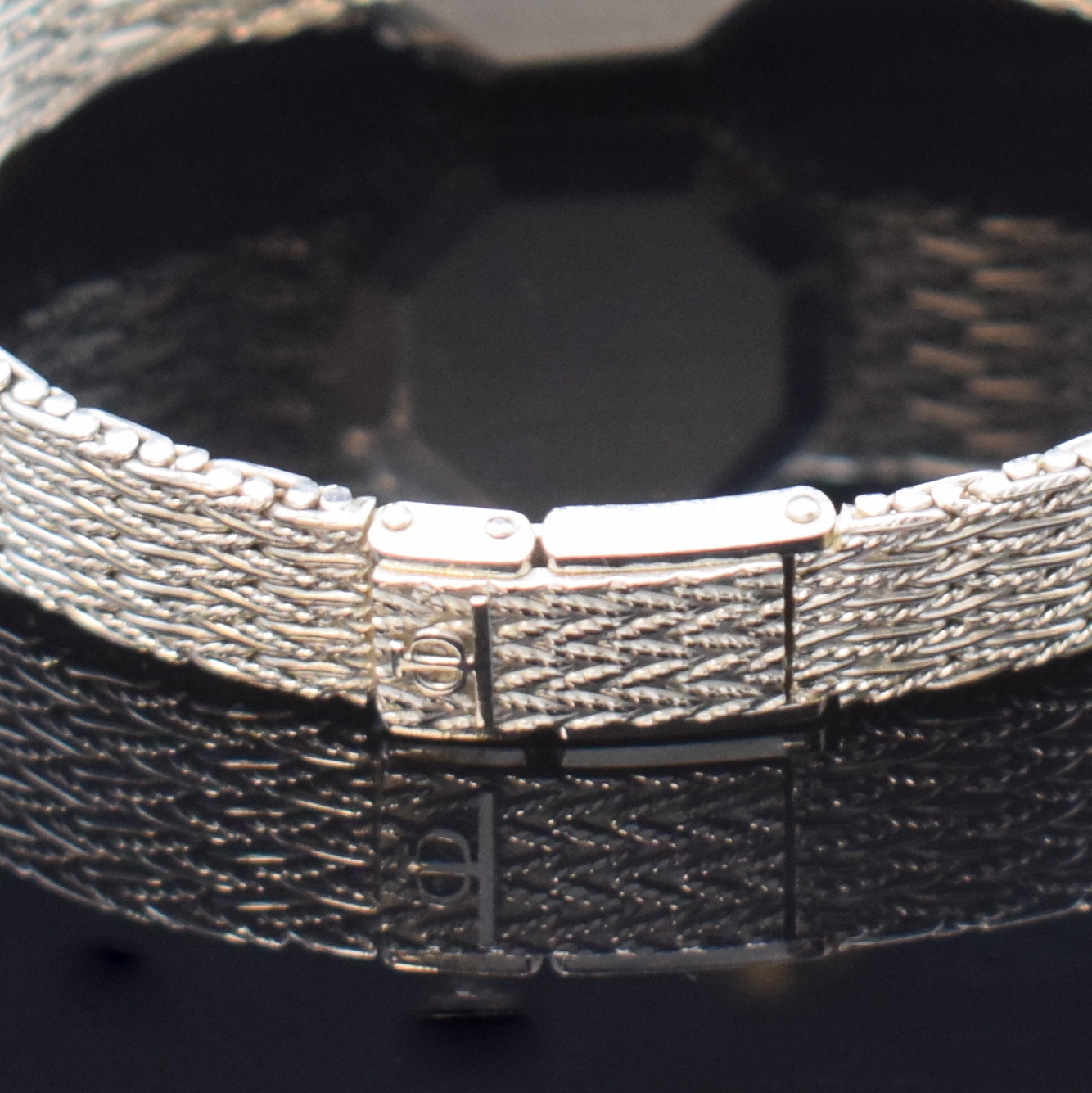Detail b: BAUME & MERCIER Damenarmbanduhr in WG 750/000 mit Diamanten, Schweiz um 1980, Handaufzug, Boden aufgedr., Lünette aufw. m. Diamanten bes., silb. ...