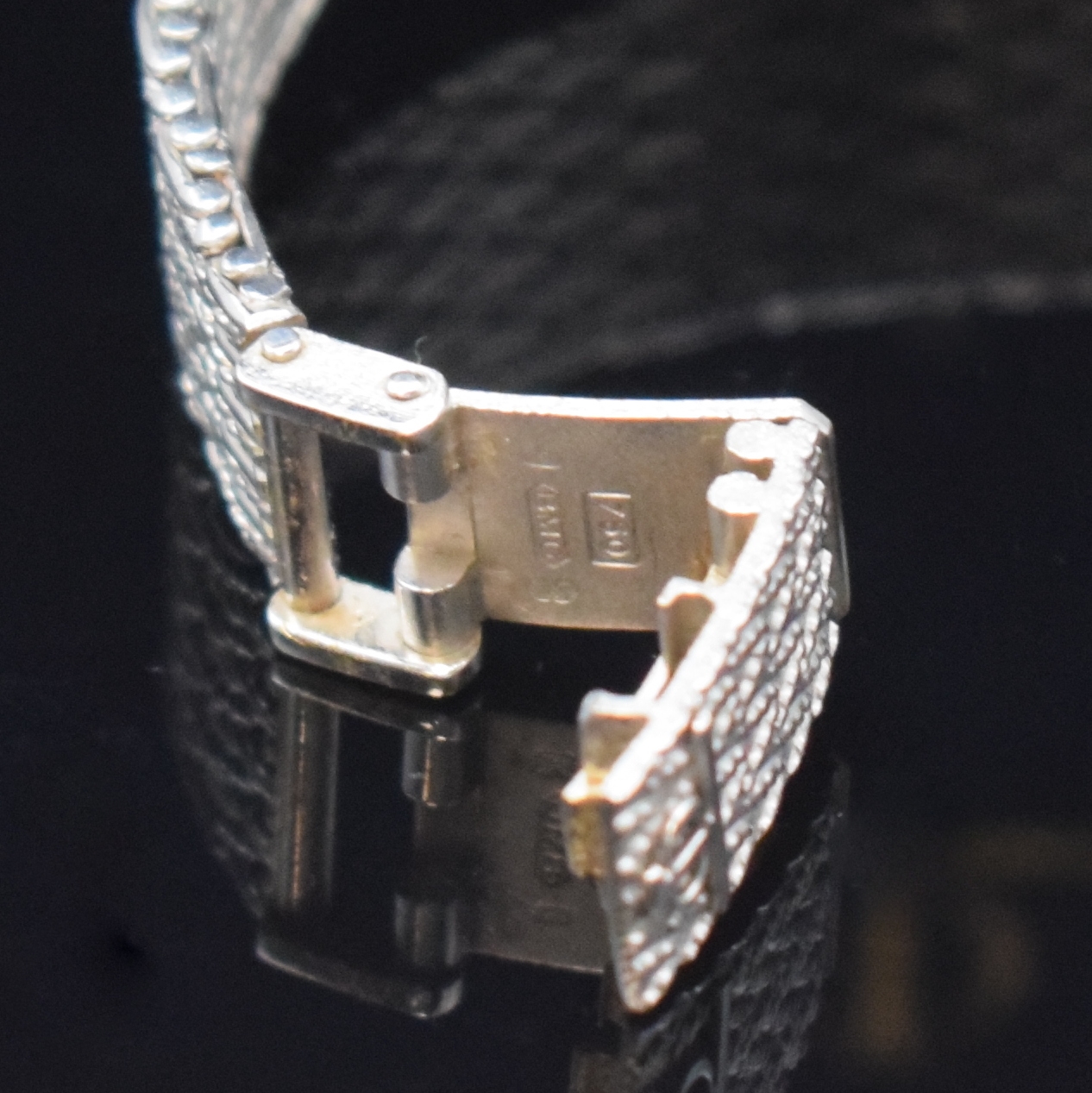 Detail c: BAUME & MERCIER Damenarmbanduhr in WG 750/000 mit Diamanten, Schweiz um 1980, Handaufzug, Boden aufgedr., Lünette aufw. m. Diamanten bes., silb. ...