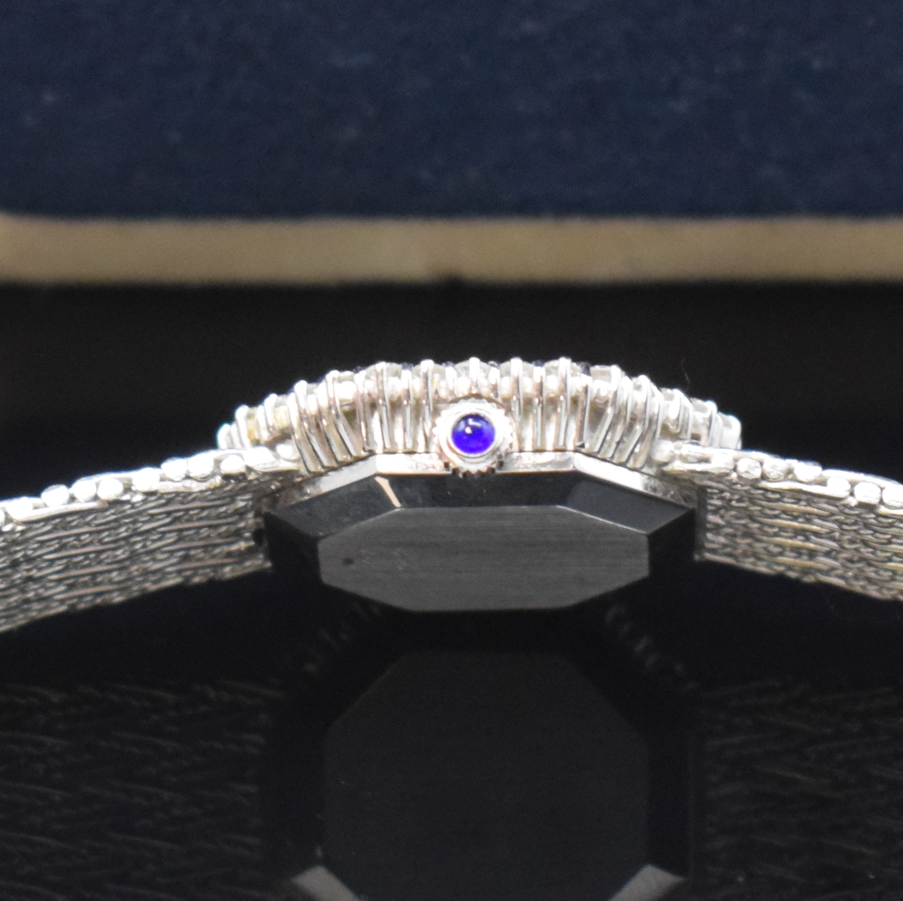 Detail d: BAUME & MERCIER Damenarmbanduhr in WG 750/000 mit Diamanten, Schweiz um 1980, Handaufzug, Boden aufgedr., Lünette aufw. m. Diamanten bes., silb. ...