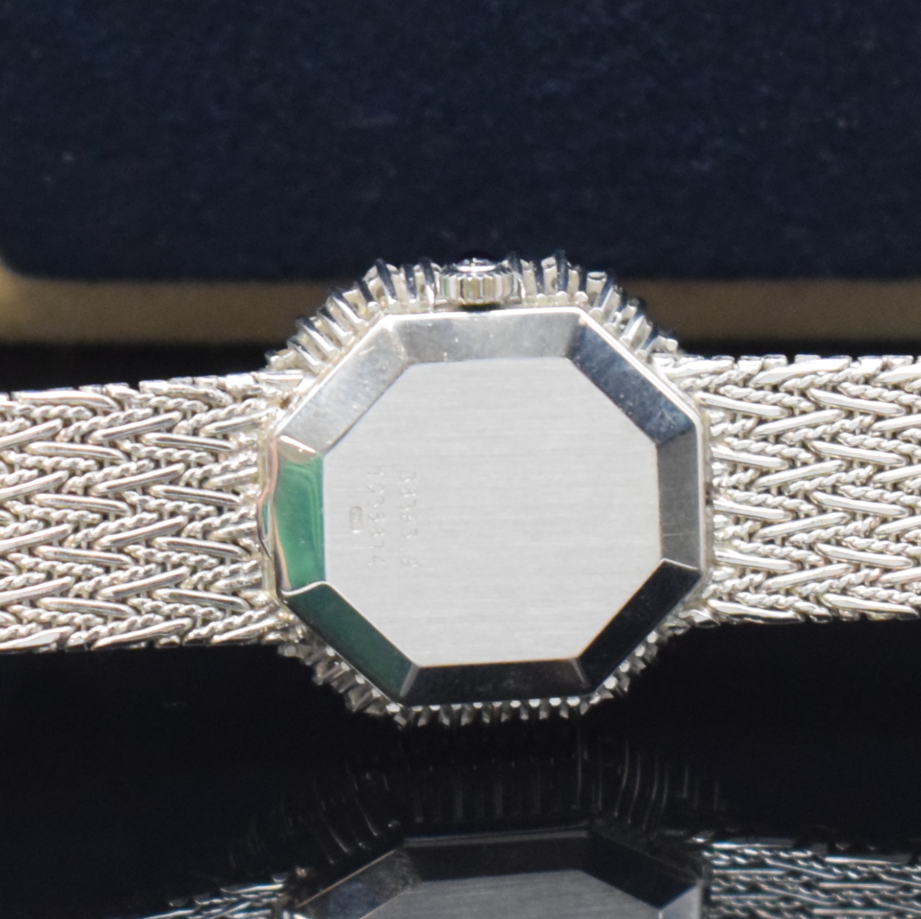 Detail e: BAUME & MERCIER Damenarmbanduhr in WG 750/000 mit Diamanten, Schweiz um 1980, Handaufzug, Boden aufgedr., Lünette aufw. m. Diamanten bes., silb. ...