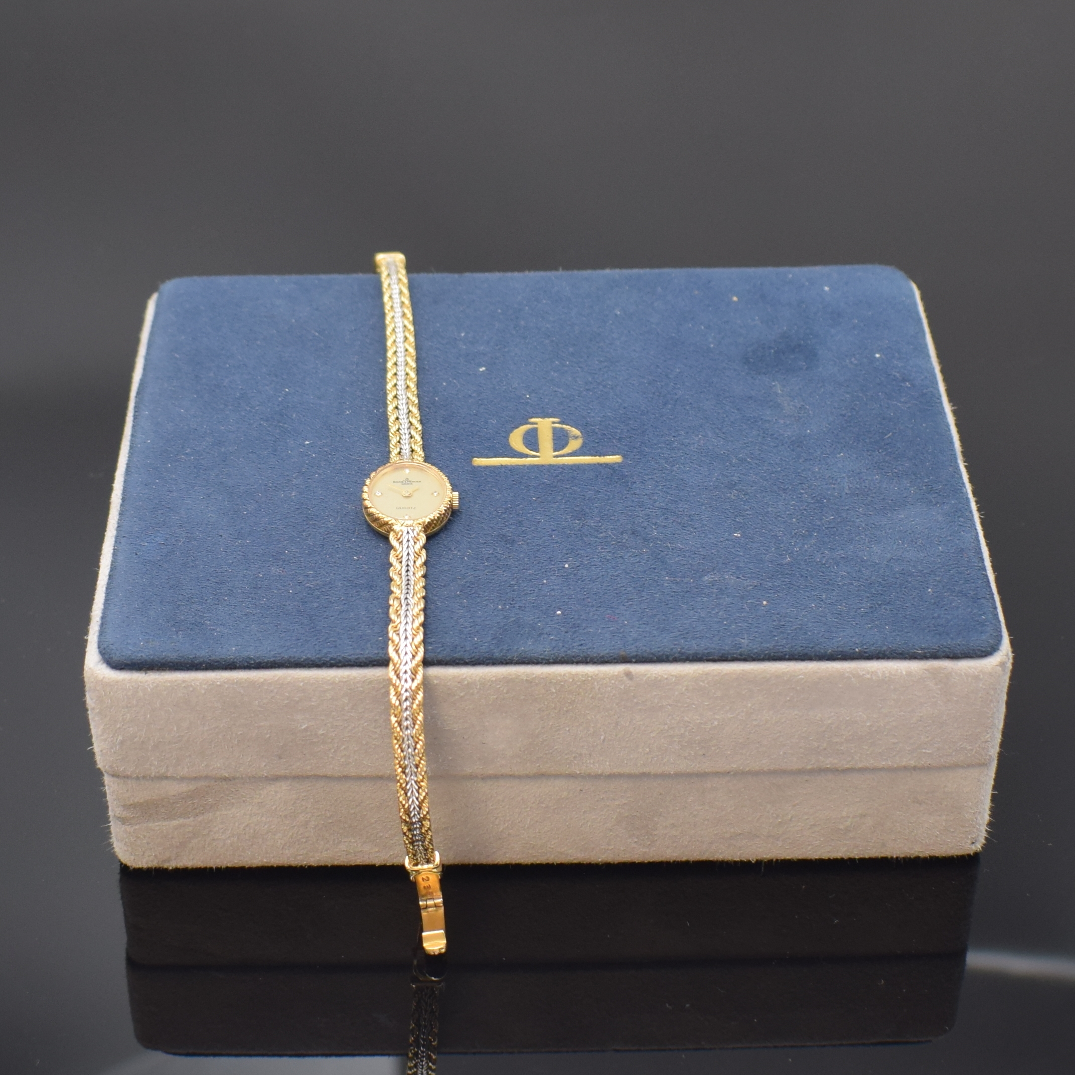 Detail d: BAUME & MERCIER Damenarmbanduhr in GG/WG 750/000, Schweiz um 1978, quarz, Boden aufgedr., verg. Zifferbl. m. 4 aufges. Diamant-Indizes, Anz. v. Std. ...