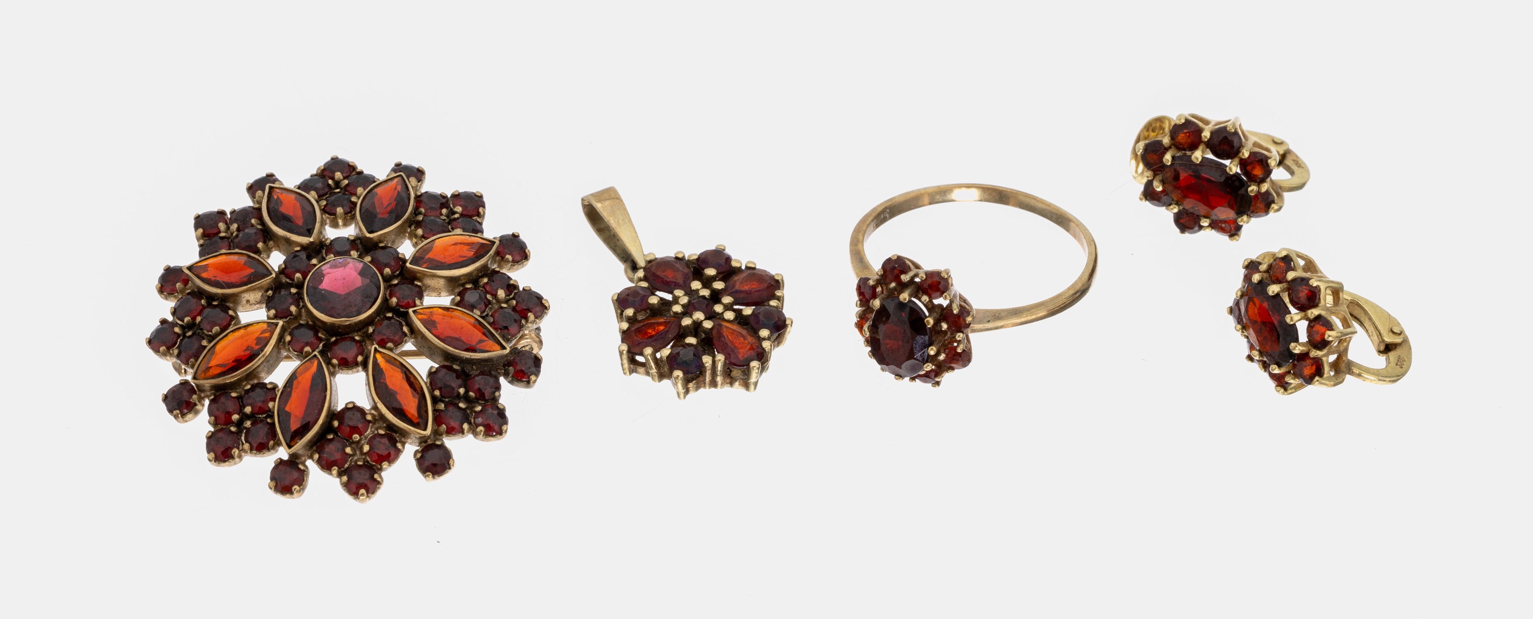 8 kt Gold Granat-Konvolut, GG 333/000, best. aus: 1 Ring, RW 60, 1 Paar Ohrclips, 1 Anhänger, 1 Brosche, ca. 3.4 x 3.4 cm, ca. 17 g