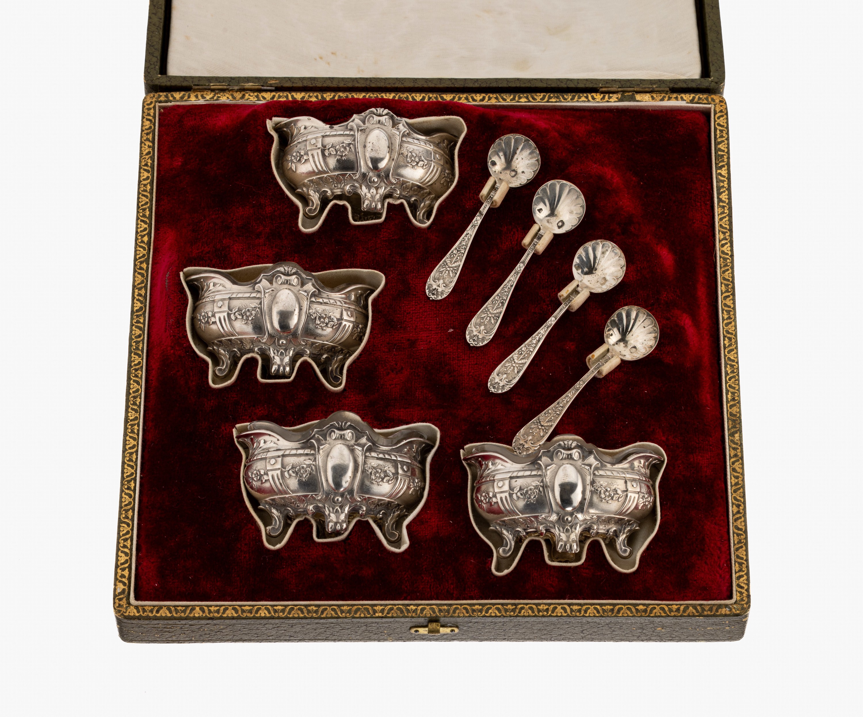 Set 4 Gewürzschälchen, Frankreich um 1900, 800er Silber, neoklassizistisch, freie Monogrammfelder, orig. Glaseinsätze, 4 kl. Löffel, 800er ...