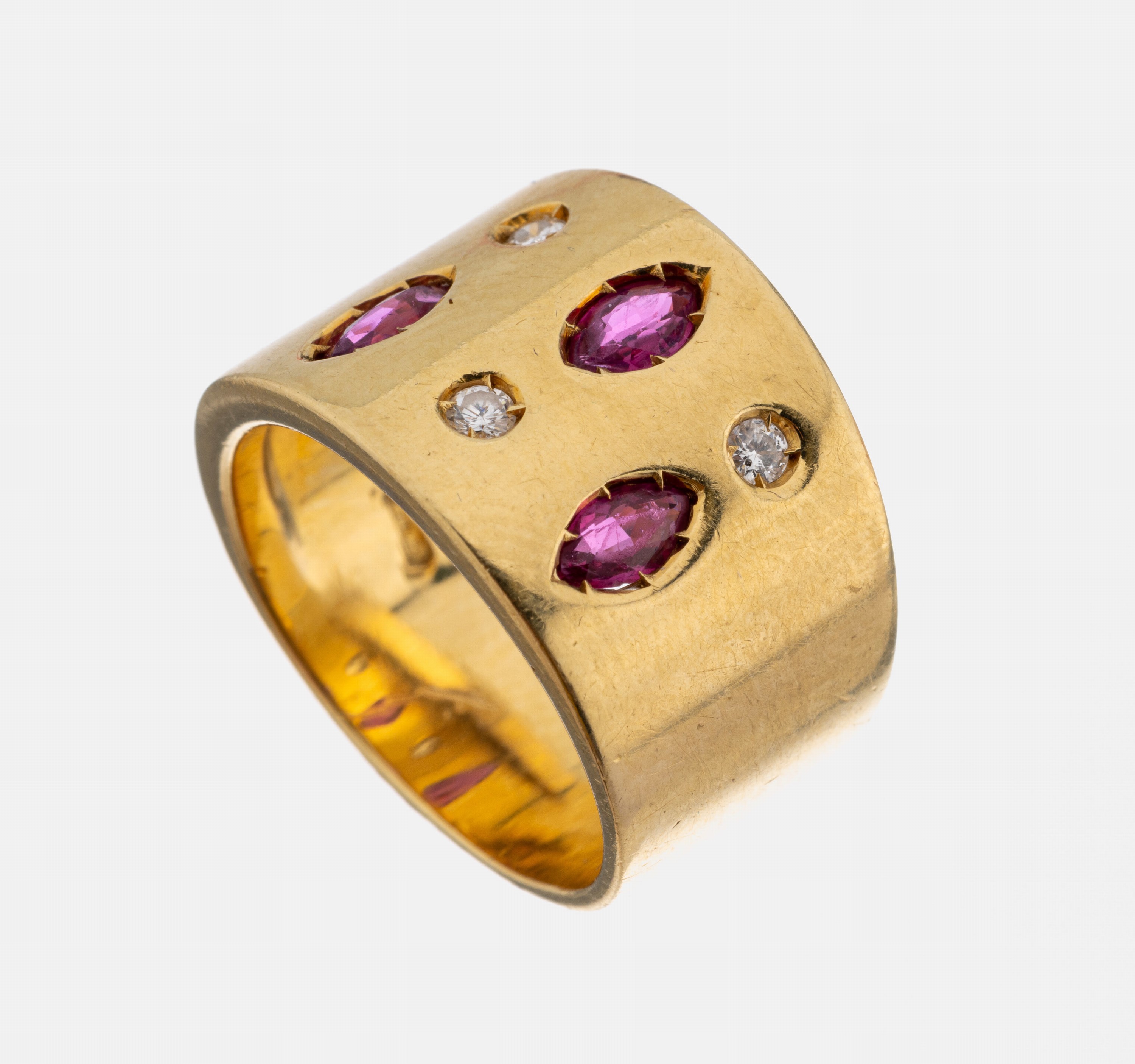 18 kt Gold Rubin-Brillant-Ring, GG 750/000,breite Ringschiene, 4 Rubin-Navettes zus. ca. 0.70 ct, 4 Brillanten zus. ca. 0.12 ct Weiß/si, RW 54, ca. ...