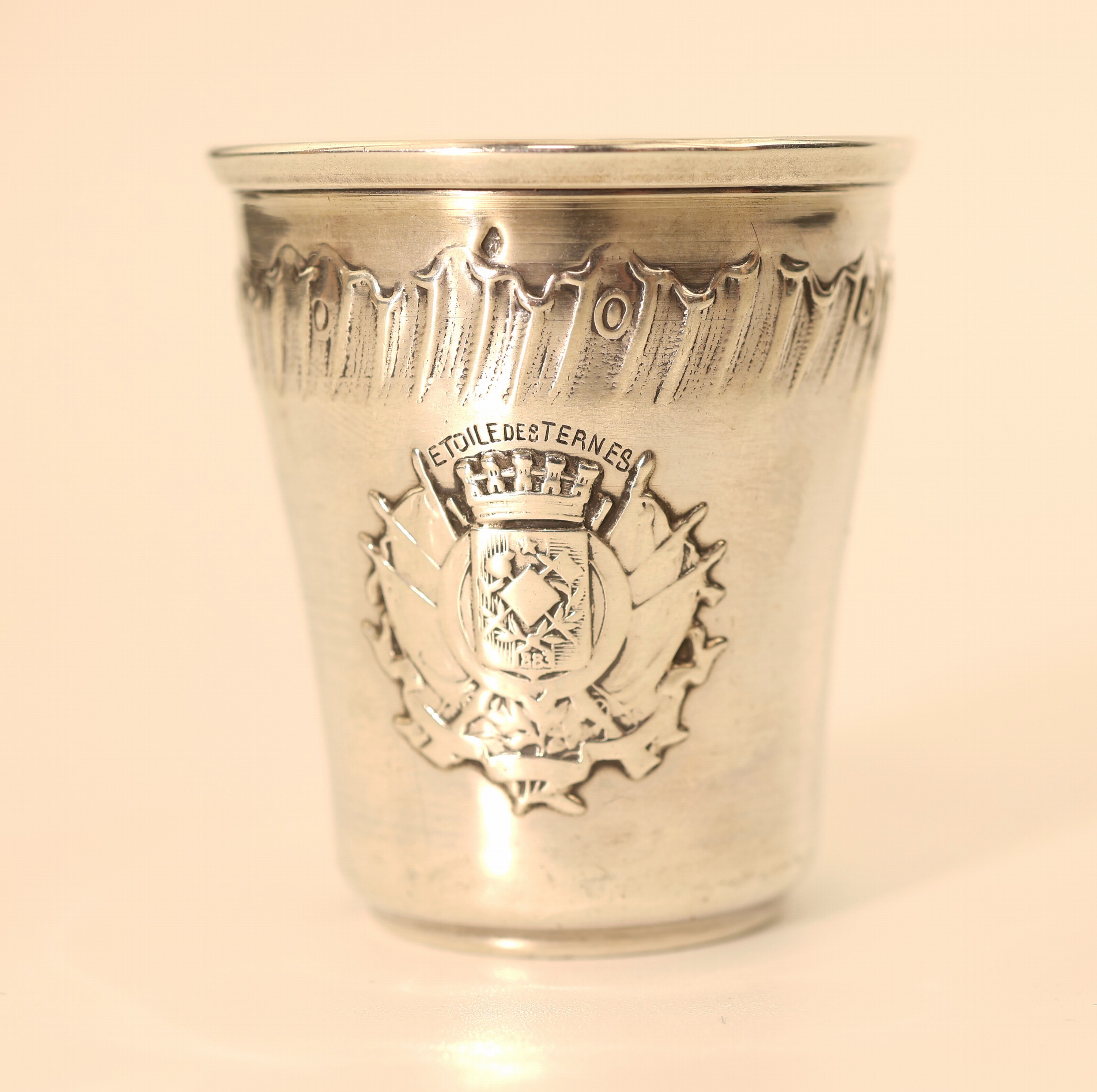 Detail a: Set 8 Schnapsbecher, Frankreich um 1883, 950er Silber, umlaufendes Akanthusblattdekor, anlässlich des Fechtwettbewerbs "L'Etoile des ...