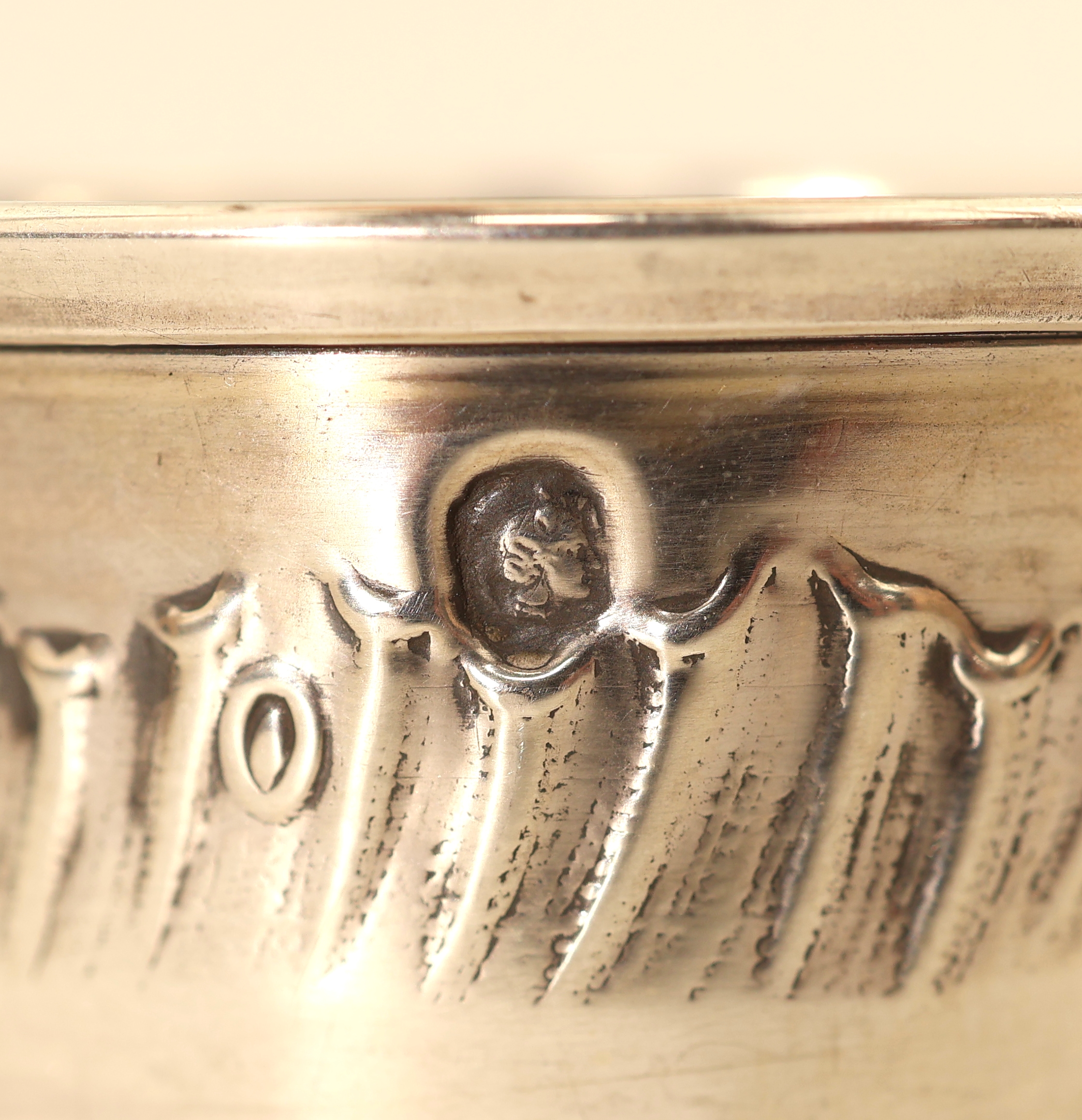Detail b: Set 8 Schnapsbecher, Frankreich um 1883, 950er Silber, umlaufendes Akanthusblattdekor, anlässlich des Fechtwettbewerbs "L'Etoile des ...