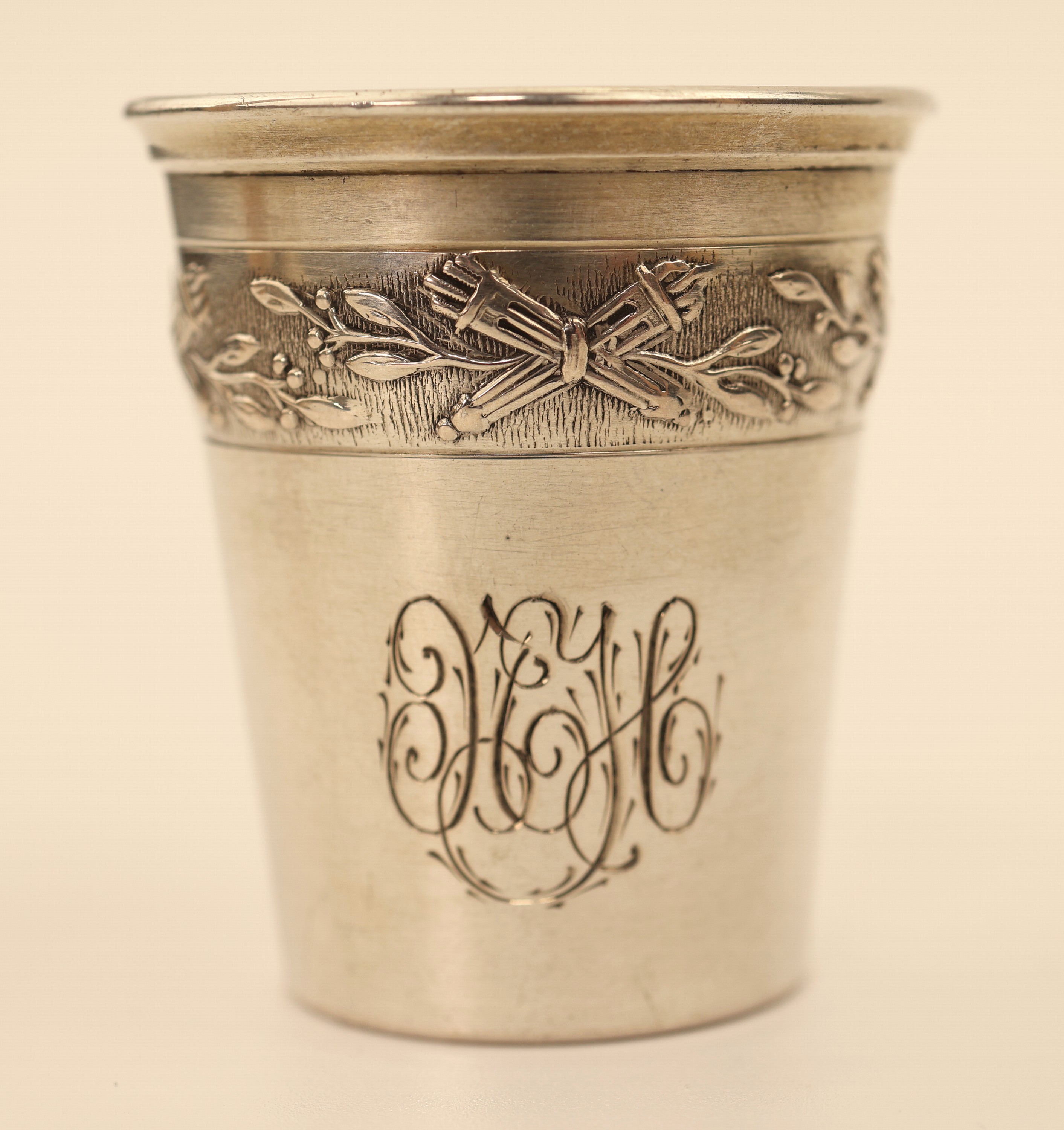 Detail c: Set 8 Schnapsbecher, Frankreich um 1883, 950er Silber, umlaufendes Akanthusblattdekor, anlässlich des Fechtwettbewerbs "L'Etoile des ...